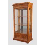 Biedermeier Vitrine, Nussholz, um 1830/35