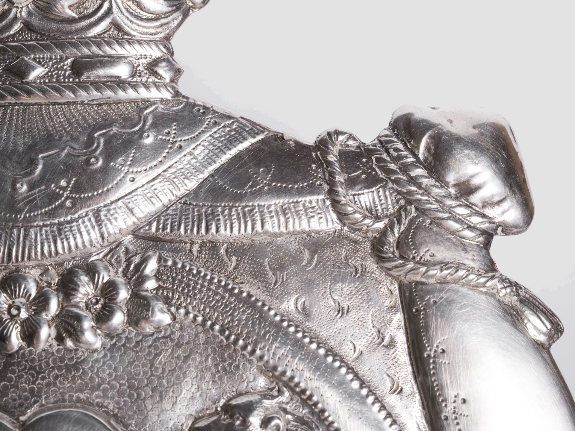 Torah shield, 19th century, Silver, chased & engraved in relief - Image 4 of 4