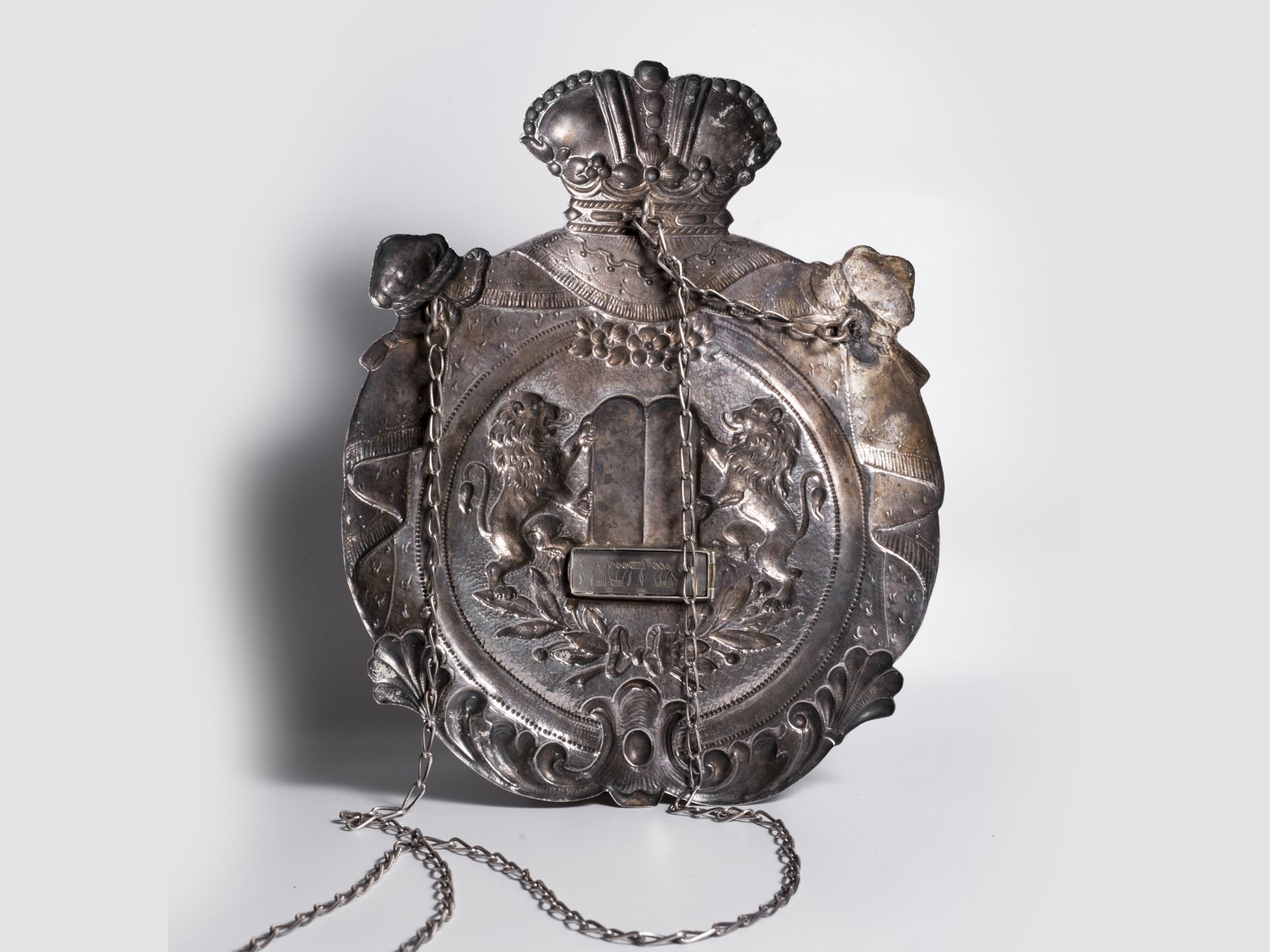 Torah shield, 19th century, Silver, chased & engraved in relief - Image 2 of 4