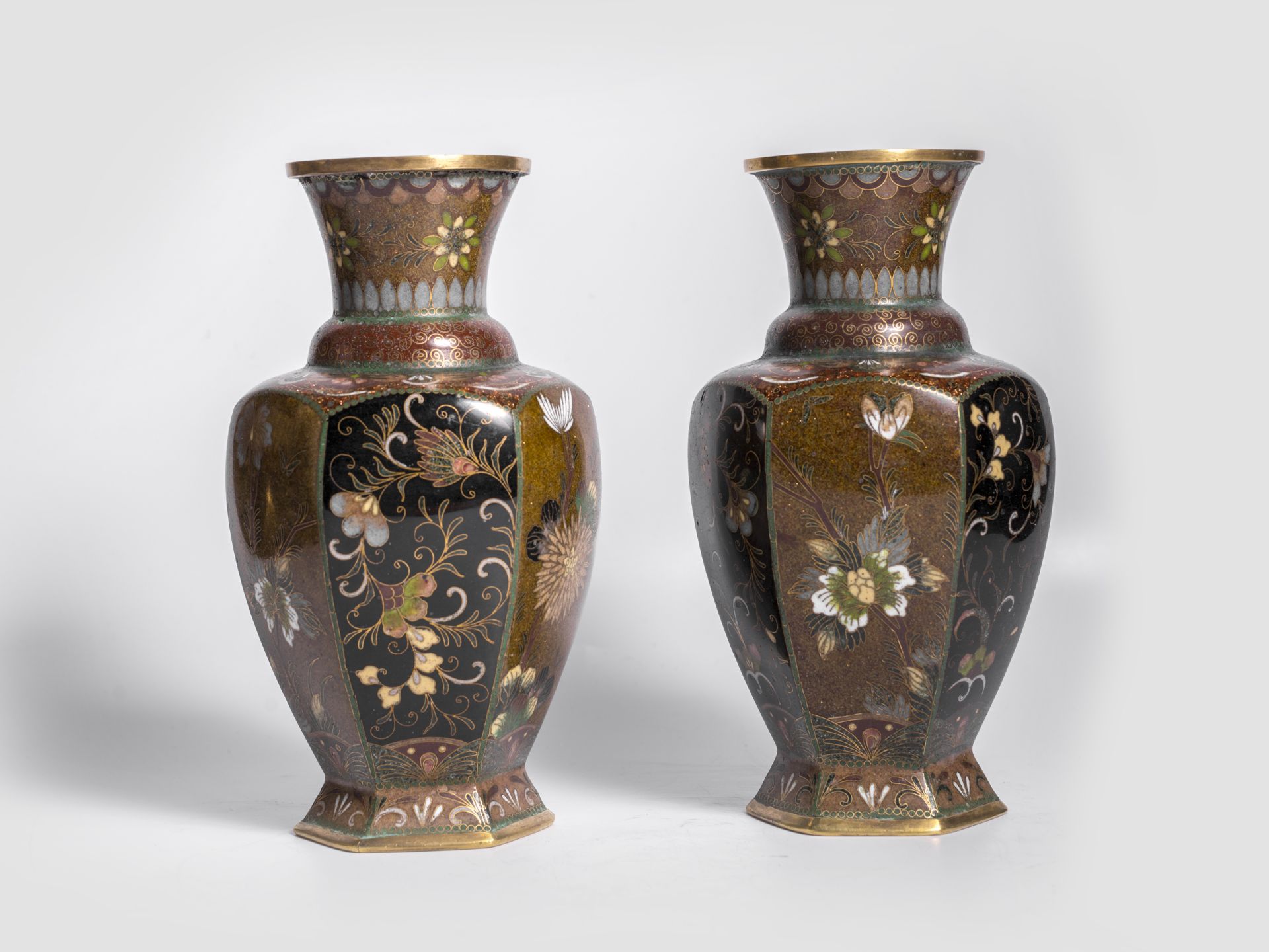 Paar Cloisonne Vasen, China, Qing Dynastie 1644 – 1911