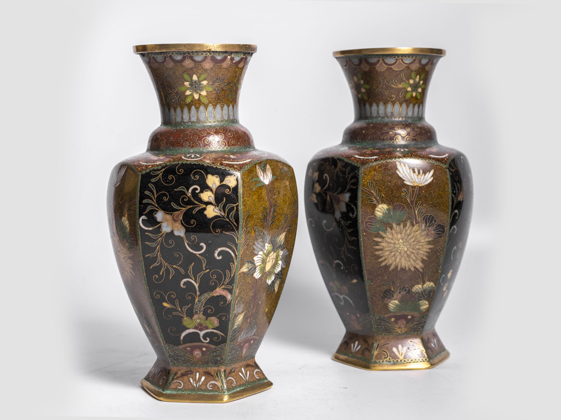 Paar Cloisonne Vasen, China, Qing Dynastie 1644 – 1911 - Bild 3 aus 5