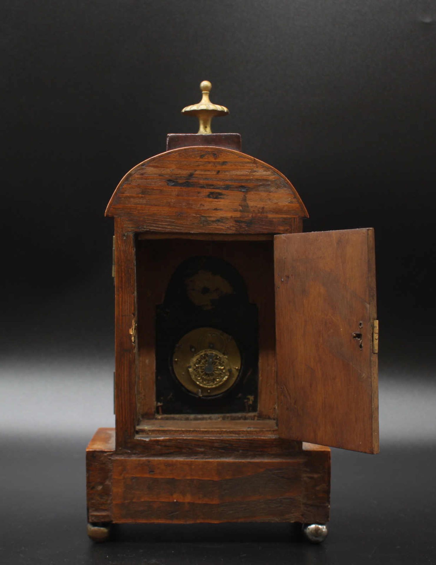 Kleine Uhr, um 1820, Holzgehäuse auf 4 Kugelfüßen, Metallaplikationen, Spindeluhrwerk, Uhrwerk - Image 5 of 6