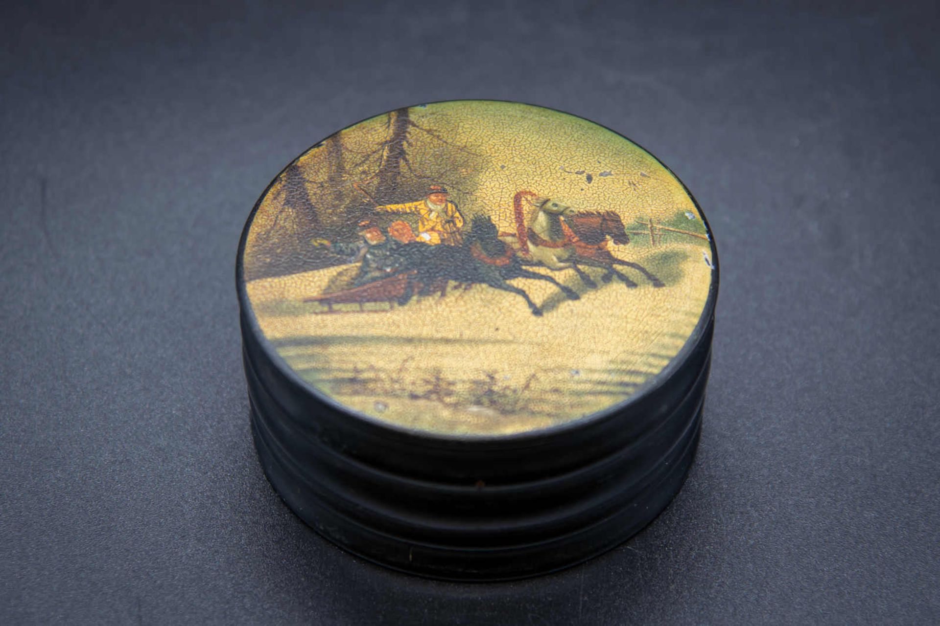 Runde Lackdose mit Miniaturmalerei. Darstellung einer winterlichen Troika-Fahrt, innen rot lackiert,