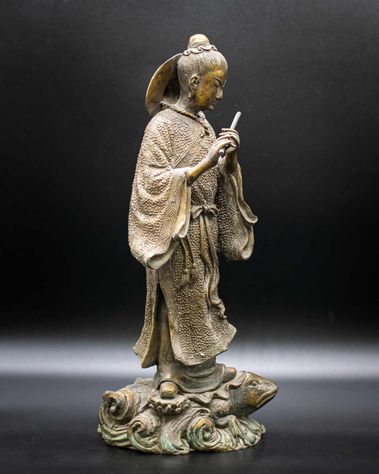 Flötenspielerin auf Kröte, Bronzeguss wohl China, Höhe 43 cm, Gewicht 4,84 Kg. - Image 4 of 6