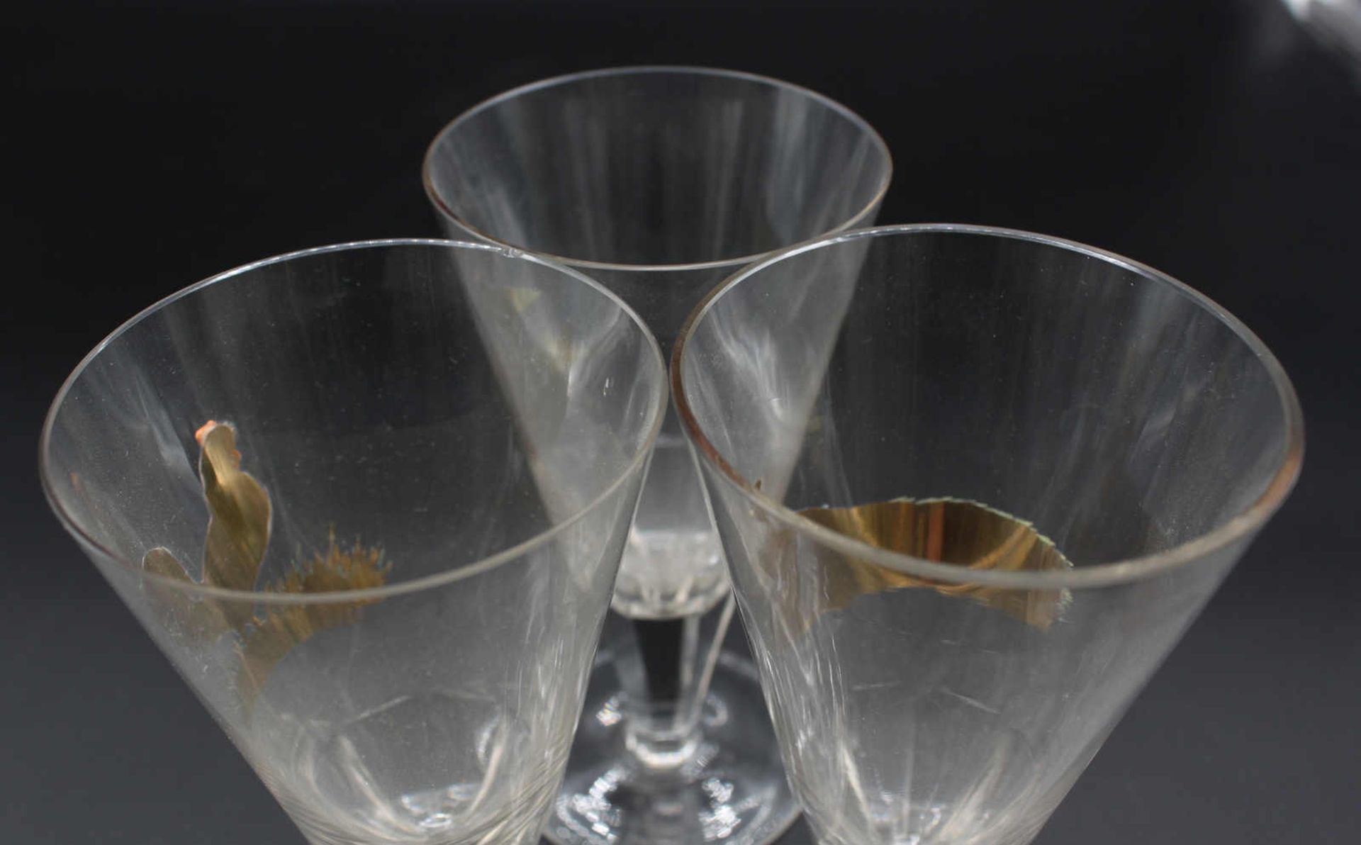 Spitzkelche Glas, 3 teilig, mit aufgelegten, farbigen Jagdmotiven - Vögel, geschliffener Fuß. 1 Glas - Image 3 of 4