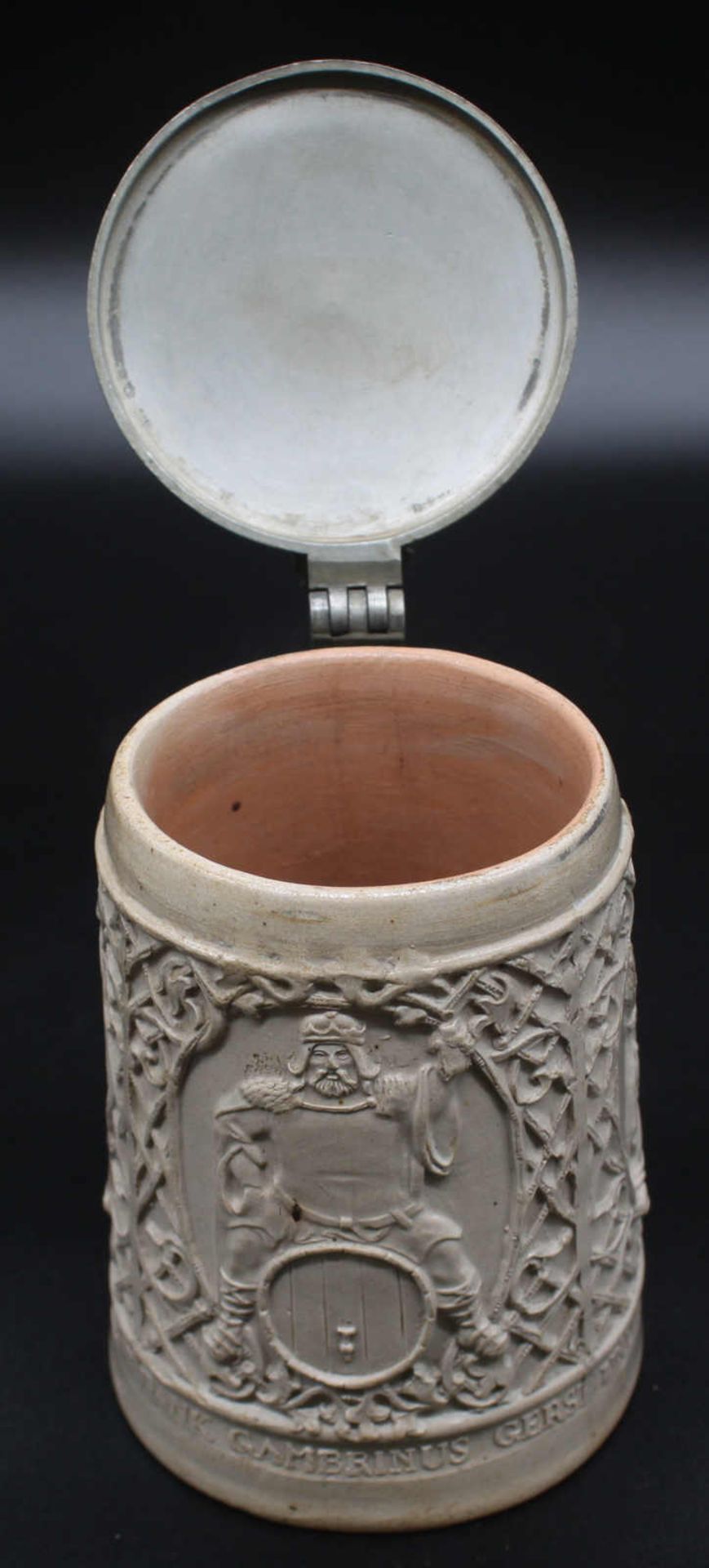 Kleiner Walzenkrug für Bier, Mitte 19. Jahrhundert. Zinndeckel, mit eingefasstem Porzellandeckel, - Bild 5 aus 5
