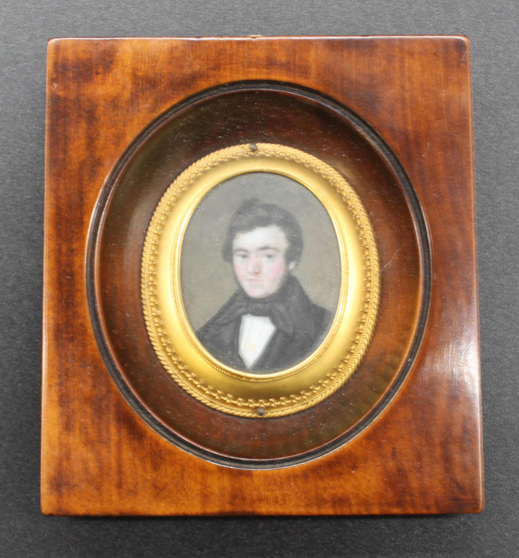 Herrenportrait, datiert 1839. Kleine Miniatur im Original-Holzrahmen und vergoldeter