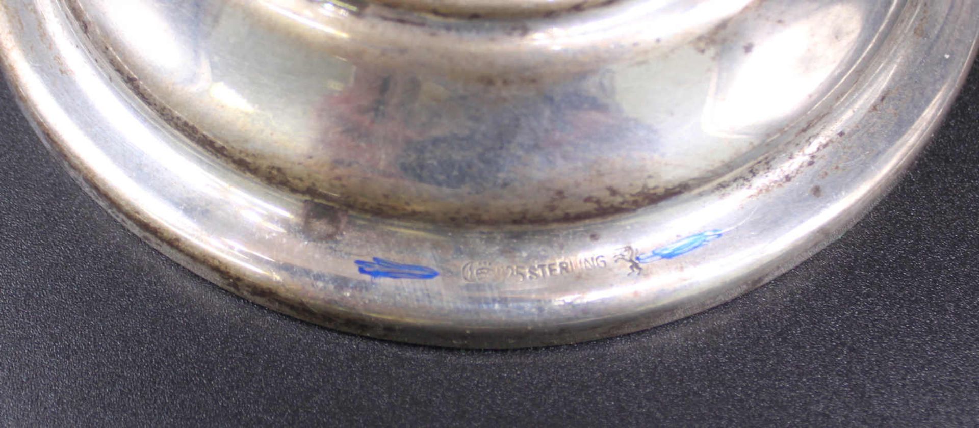 1 Paar Silberleuchter, gefüllt. Deutsch, 1. Hälfte 20. Jahrhundert, Höhe 21 cm, Fußbreite 11 cm, - Image 2 of 3