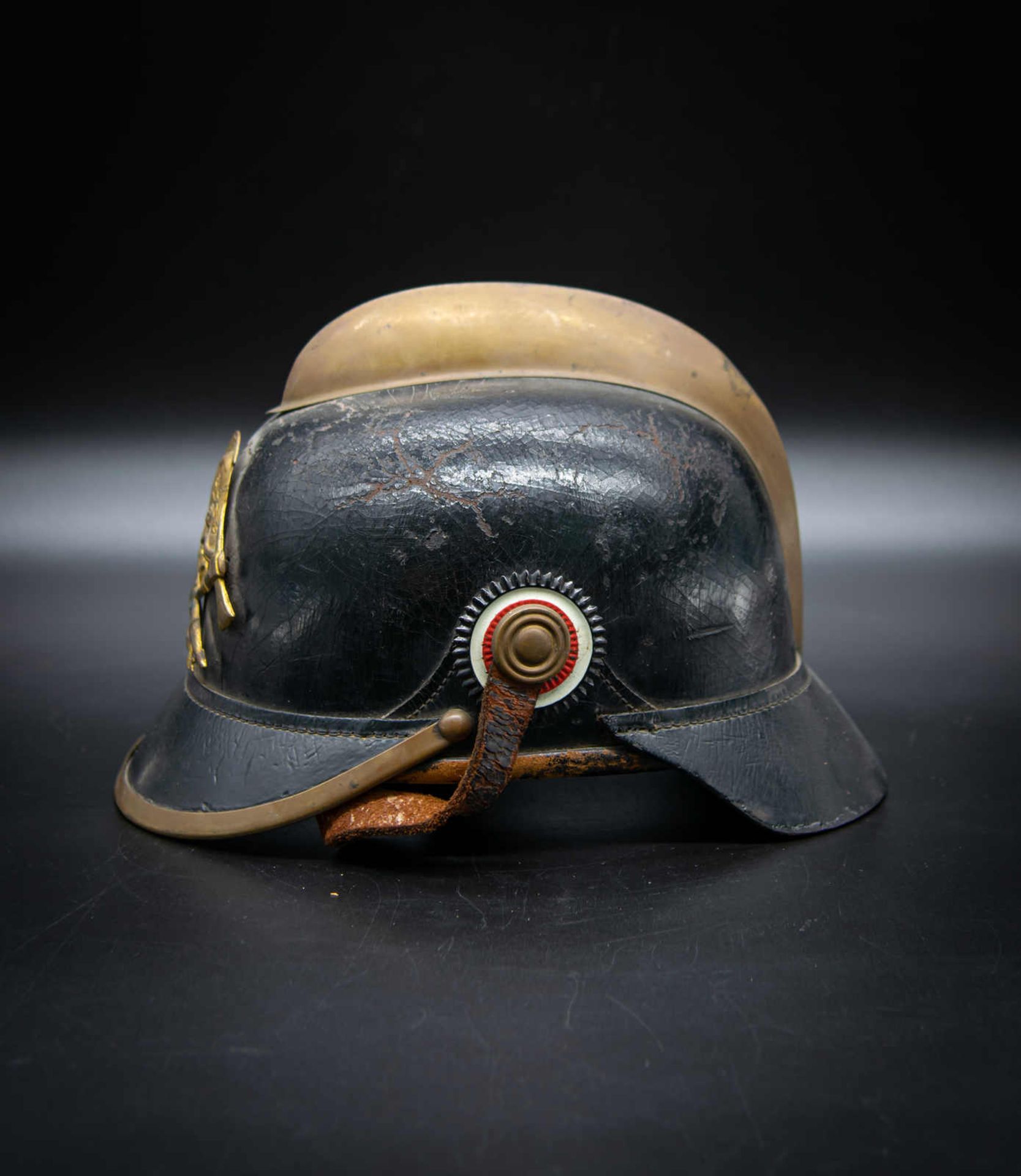 Antiker Feuerwehrhelm. Material Leder, Messing und Messing vergoldet. Maße ca. 17 x 25 x 20 cm. - Bild 2 aus 4