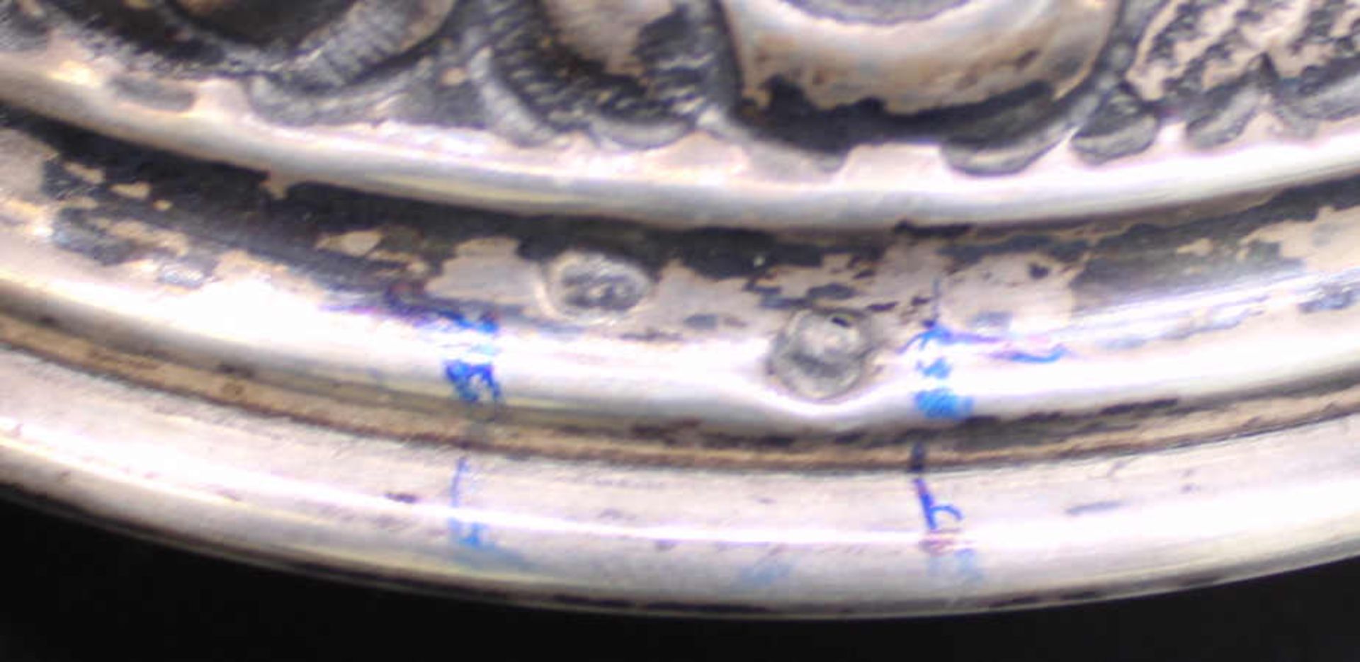 2 Silberleuchter, Balusterform mit floralem Fries. Datierung um 1900, 2 geschlagene Punzen, - Image 2 of 3