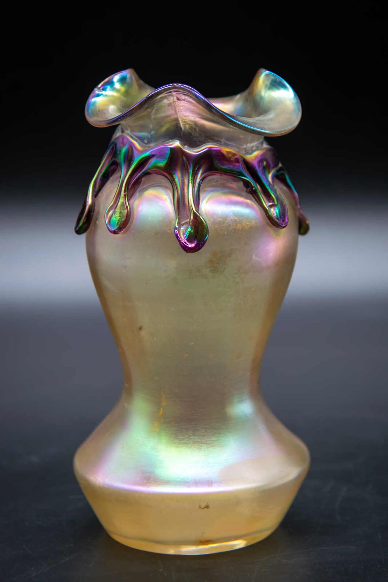 Jugendstil-Vase. Wohl Wilhelm Kralik Sohn für Loetz, grün opak, leicht irisierend, vegetabile