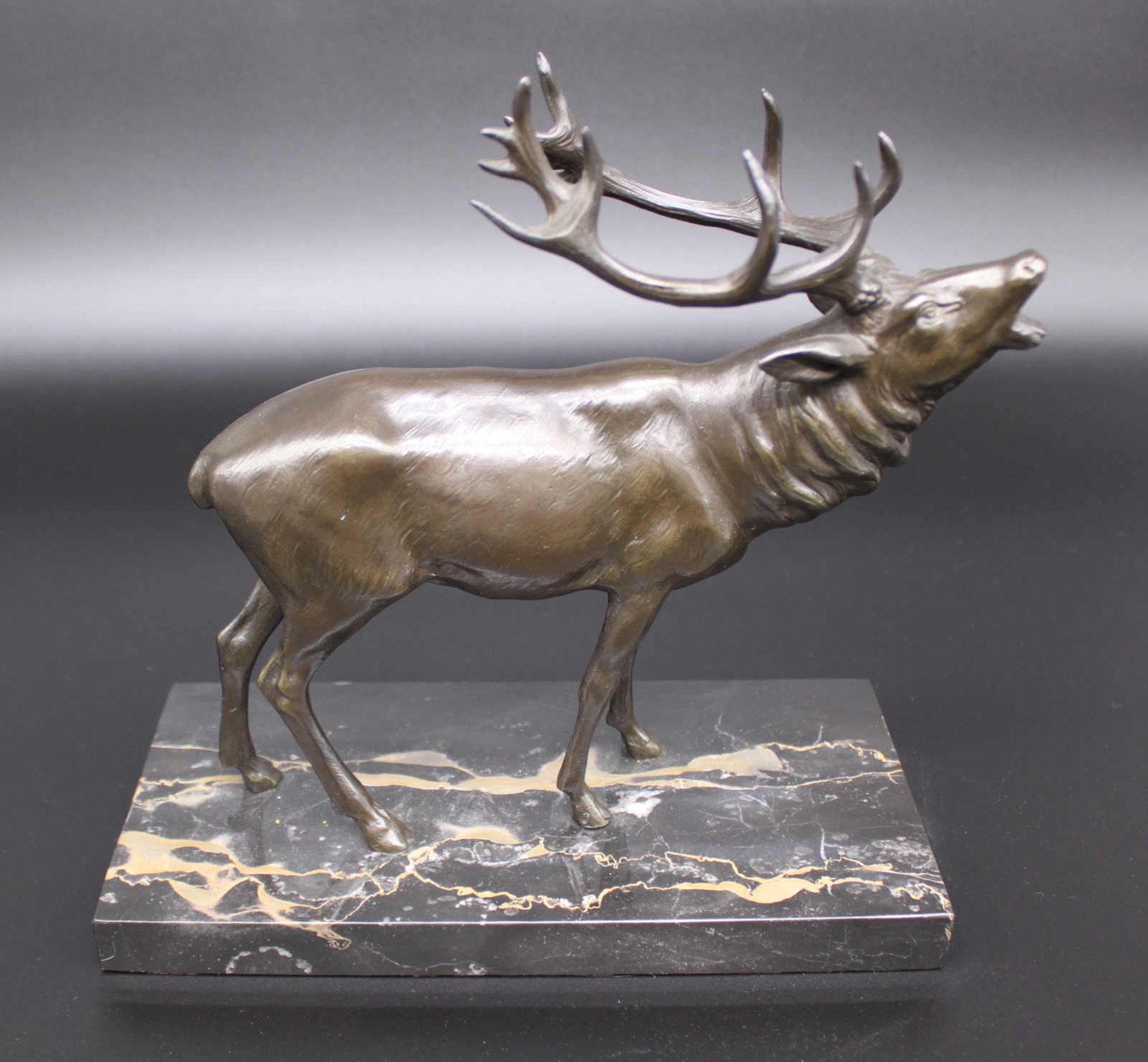 Röhrender Hirsch, Tierfigur. Datierung um 1950, Bronze/Metall brüniert, Marmorsockel. Geringe