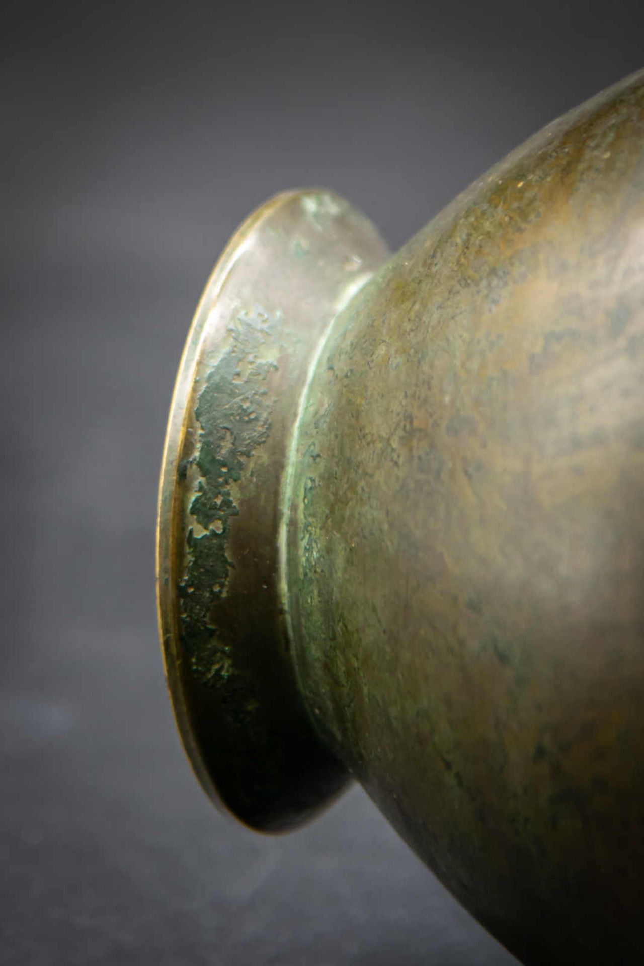 Massiver Bronzekrug mit Faun. Bronze, dunkel patiniert, Griff in Form eines Faun, teils gewachsene - Image 6 of 6