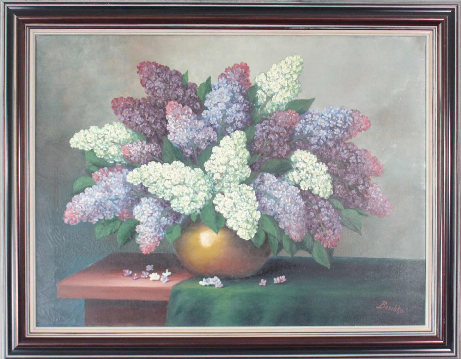 Fliederstrauß in Blumenvase. Öl auf Leinwand, Datierung um 1950, unten rechts ungedeutet signiert - Image 2 of 4