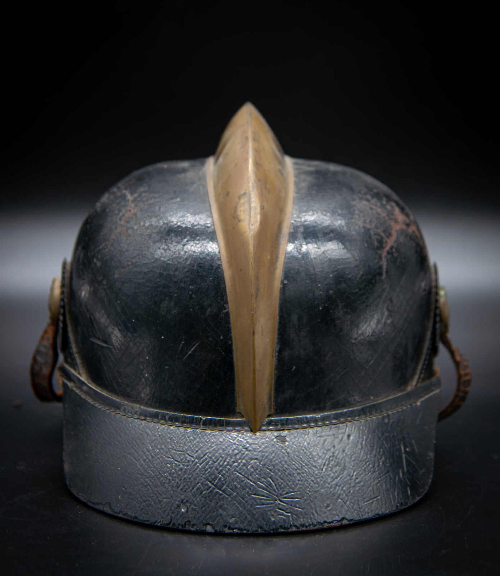 Antiker Feuerwehrhelm. Material Leder, Messing und Messing vergoldet. Maße ca. 17 x 25 x 20 cm. - Bild 3 aus 4