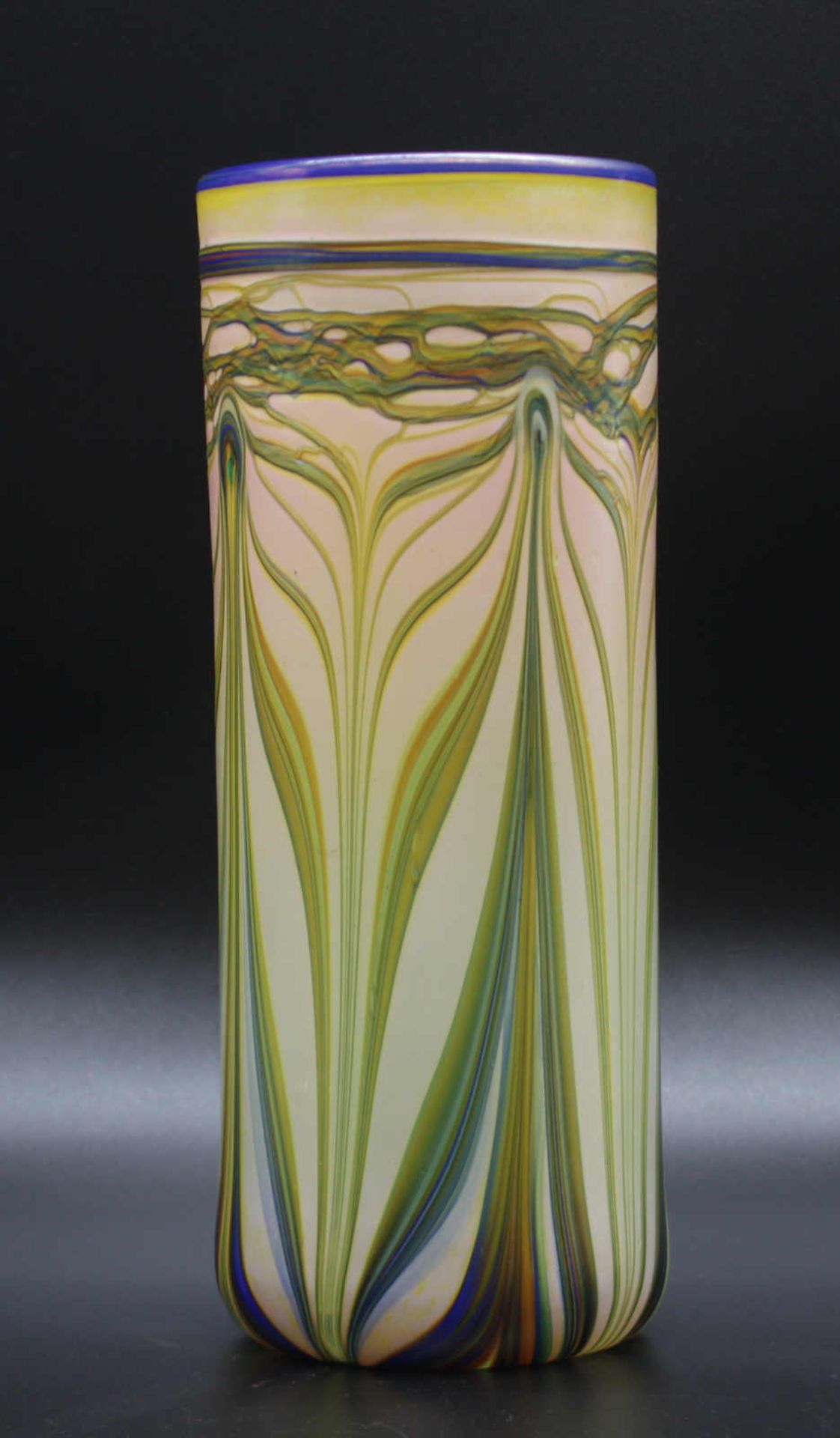 Stangenvase, 1997, Studioglas, Farbmischung geblasen und Lüsterglasur im Jugendstil, unter dem Boden