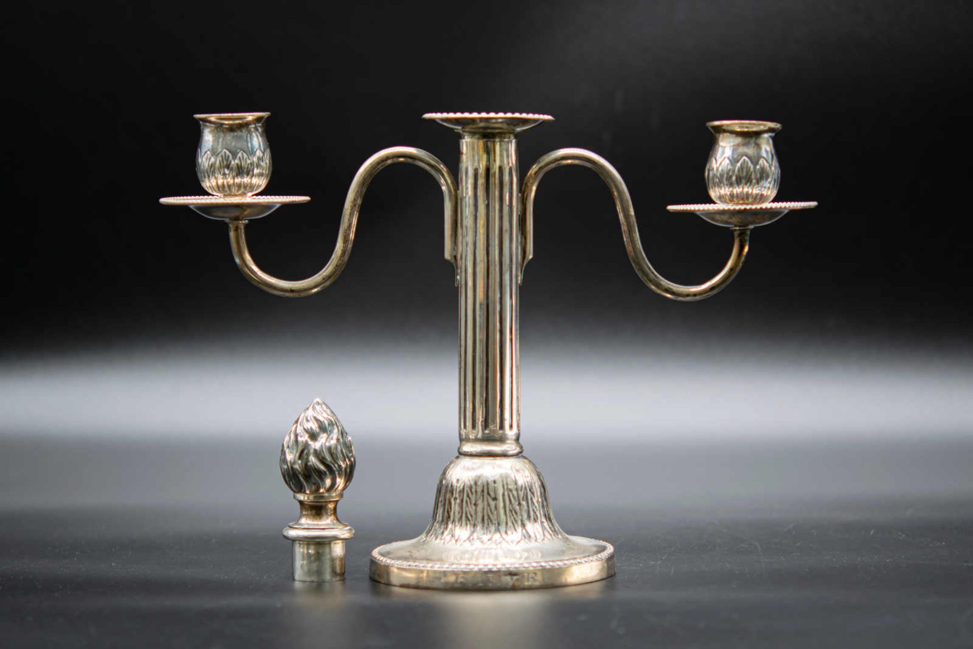 Paar klassizistische Silberleuchter, 3-flammig. Gerippter Balusterschaft auf floral stilsiertem - Bild 3 aus 4