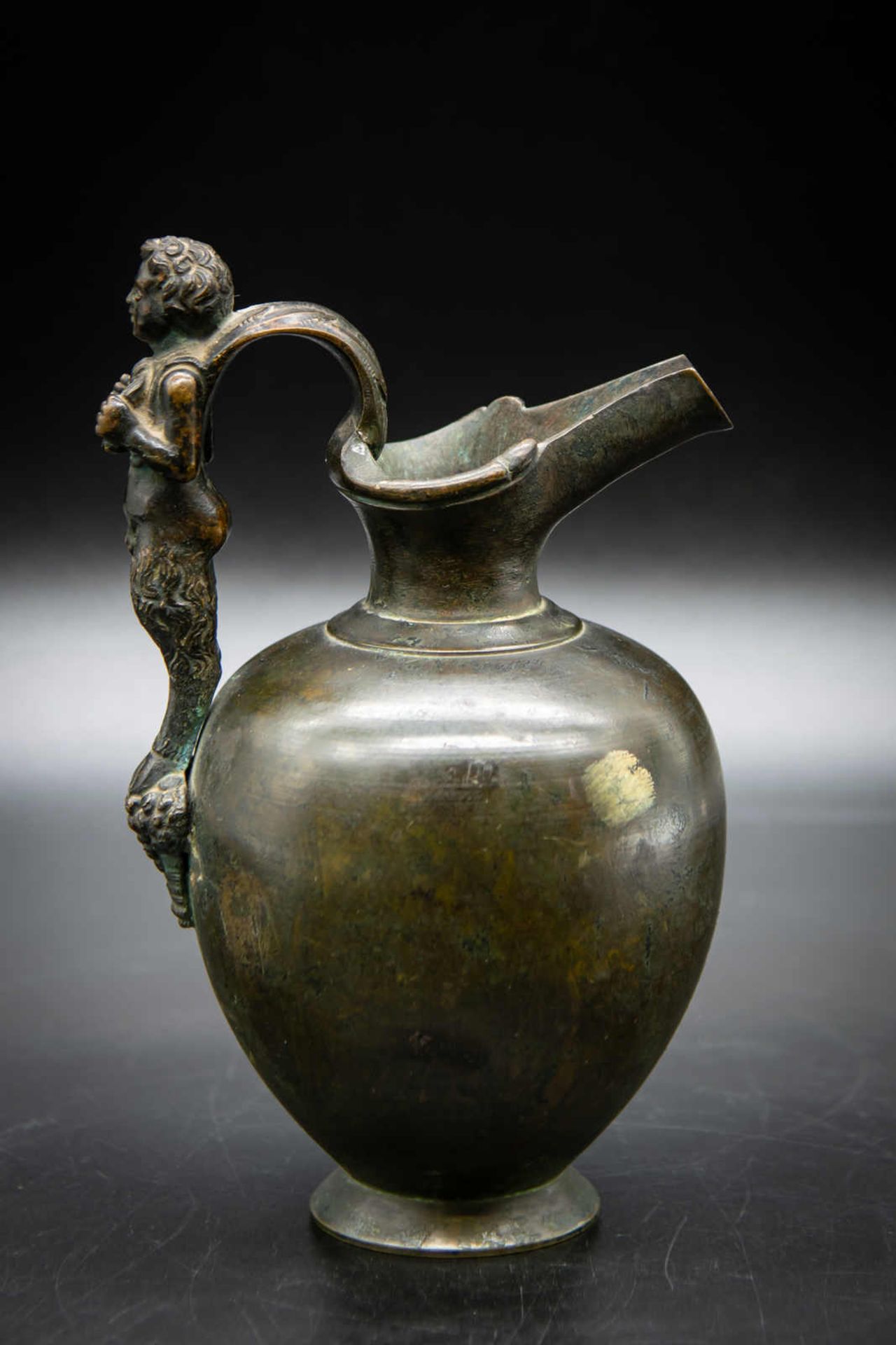 Massiver Bronzekrug mit Faun. Bronze, dunkel patiniert, Griff in Form eines Faun, teils gewachsene - Image 3 of 6