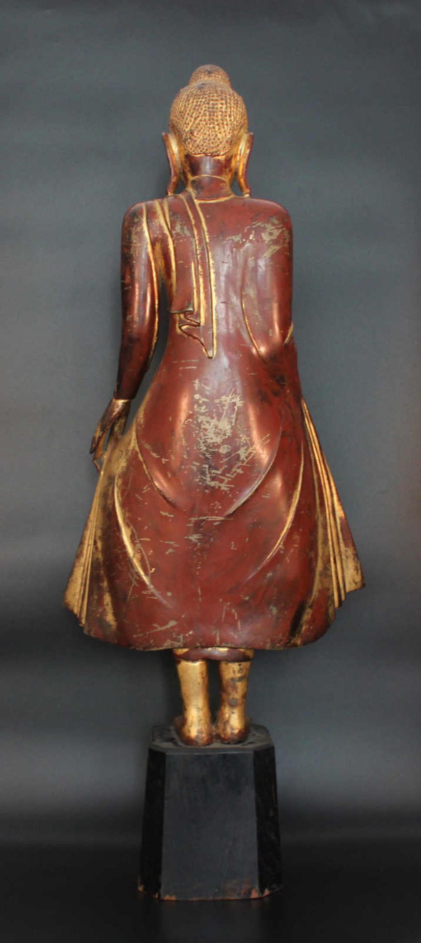 Stehender Buddha mit geöffneter Kesa. Figur auf Holzsockel stehend, Fassung in Rot und Gold, wohl - Image 2 of 2