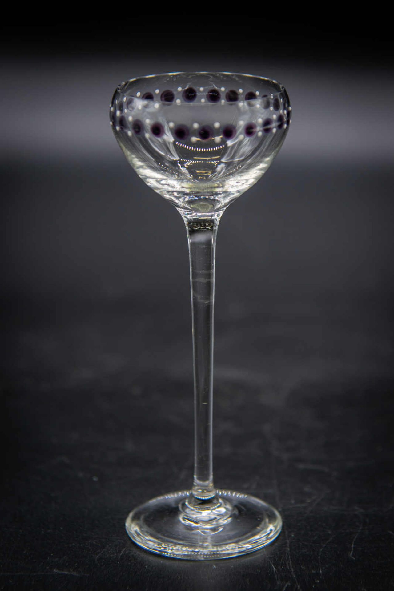 Jugendstil-Likörglas. Eingeschmolzener sowie aufgelegter Dekor, verjüngender Stiel. Maße ca. 14 x