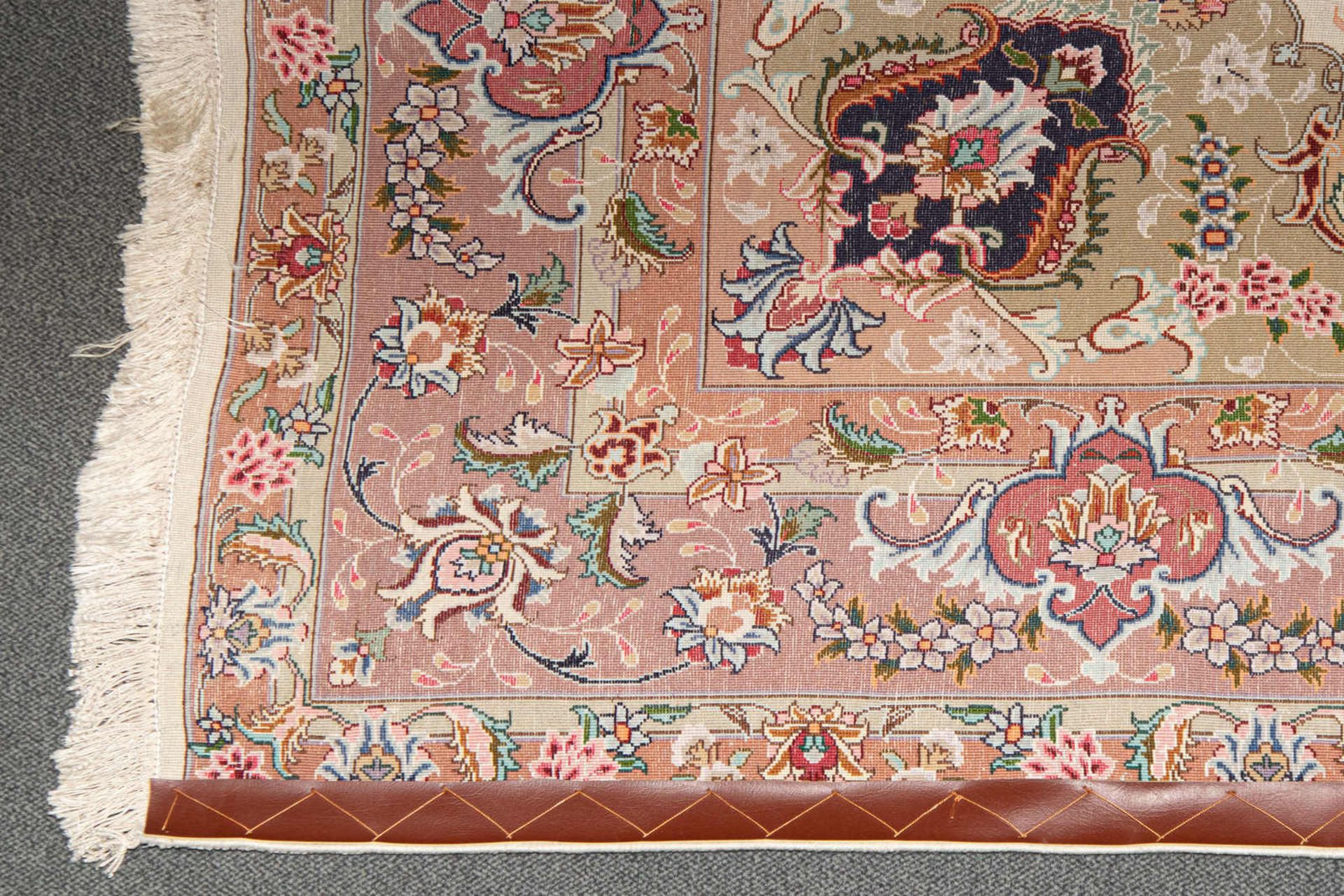 Orientteppich, wohl Keshan. Reich geschmückter Flor, feine Knüpfung. Maße ca. 230 x 152 cm. Guter - Image 3 of 3