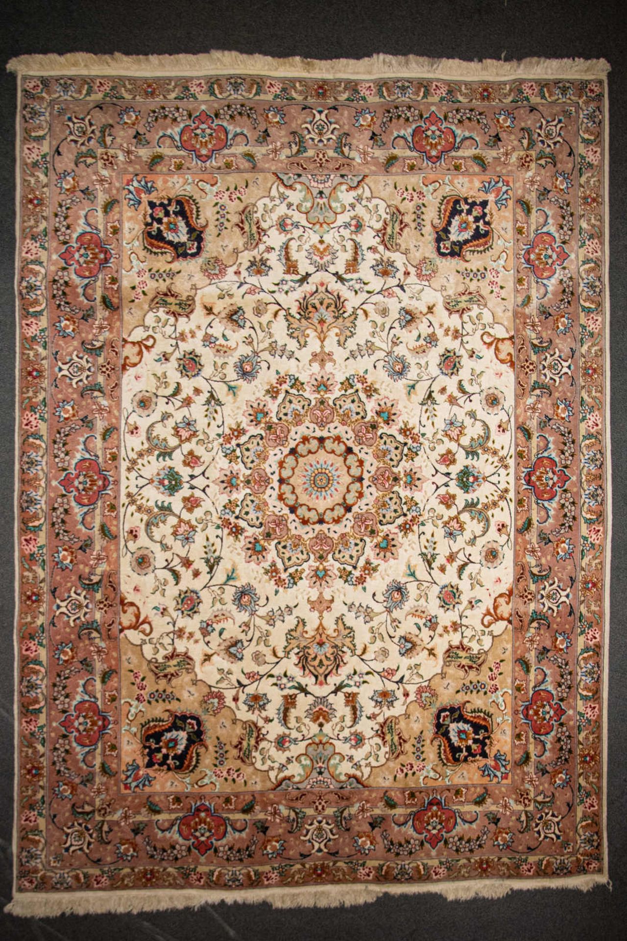 Orientteppich, wohl Keshan. Reich geschmückter Flor, feine Knüpfung. Maße ca. 230 x 152 cm. Guter