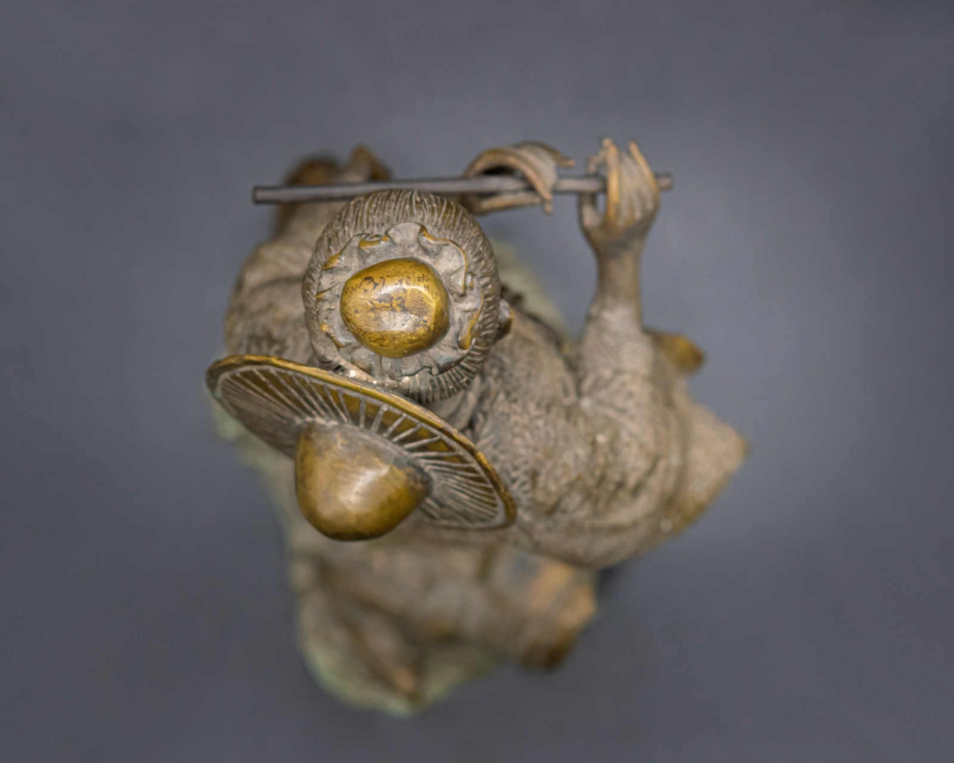 Flötenspielerin auf Kröte, Bronzeguss wohl China, Höhe 43 cm, Gewicht 4,84 Kg. - Image 6 of 6