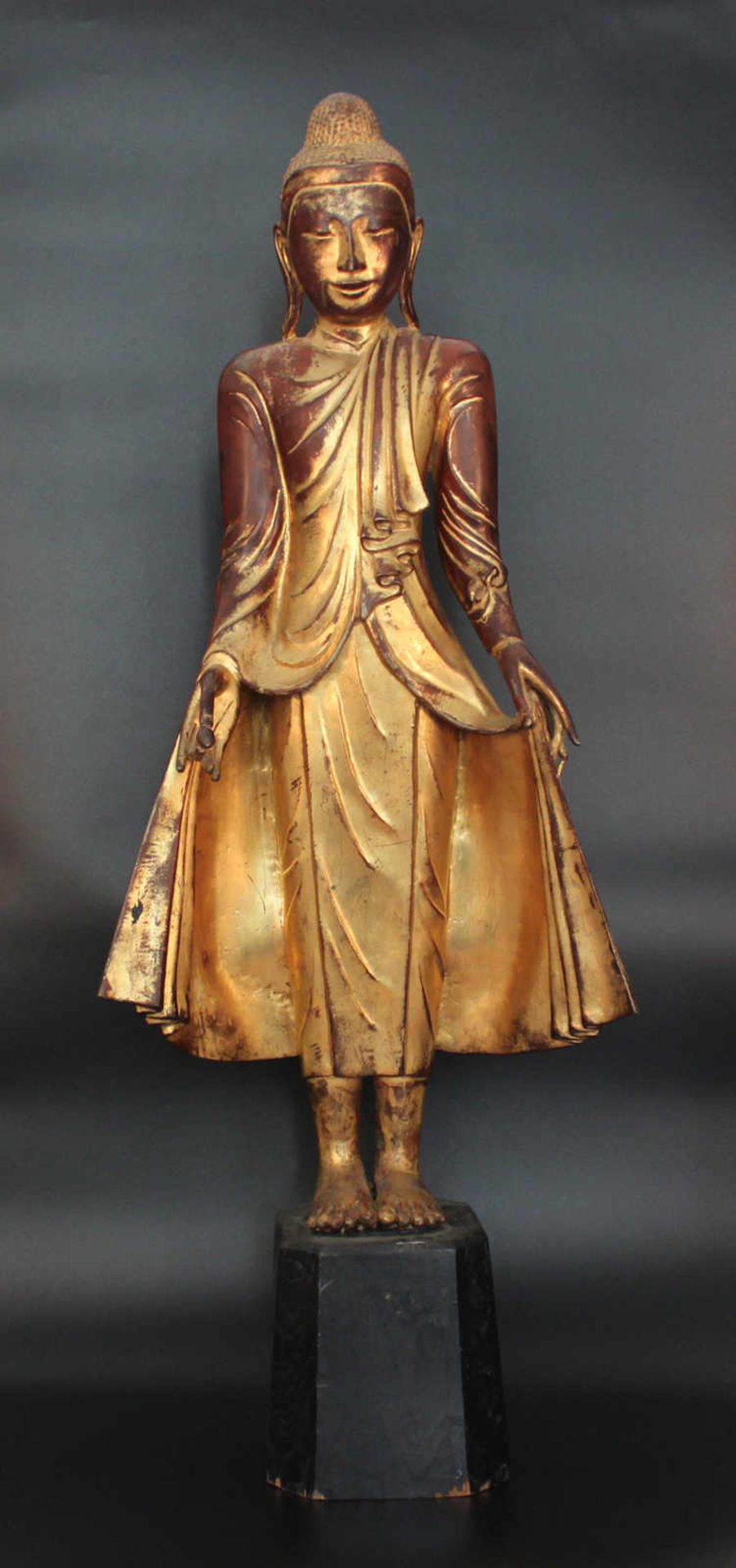 Stehender Buddha mit geöffneter Kesa. Figur auf Holzsockel stehend, Fassung in Rot und Gold, wohl