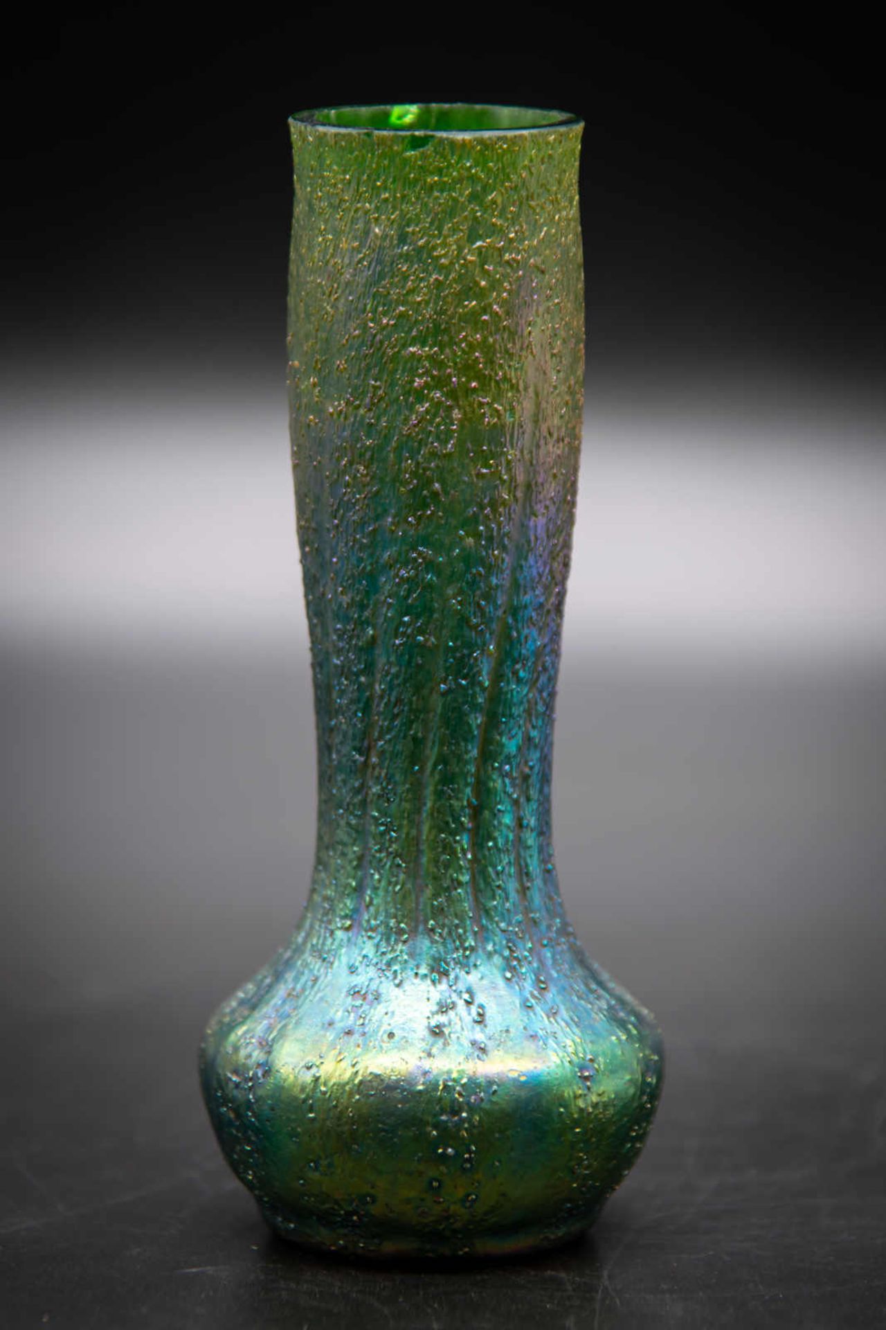 Jugendstil-Vase. Wohl Wilhelm Kralik Sohn für Loetz, grün opak, leicht irisierend, Datierung um