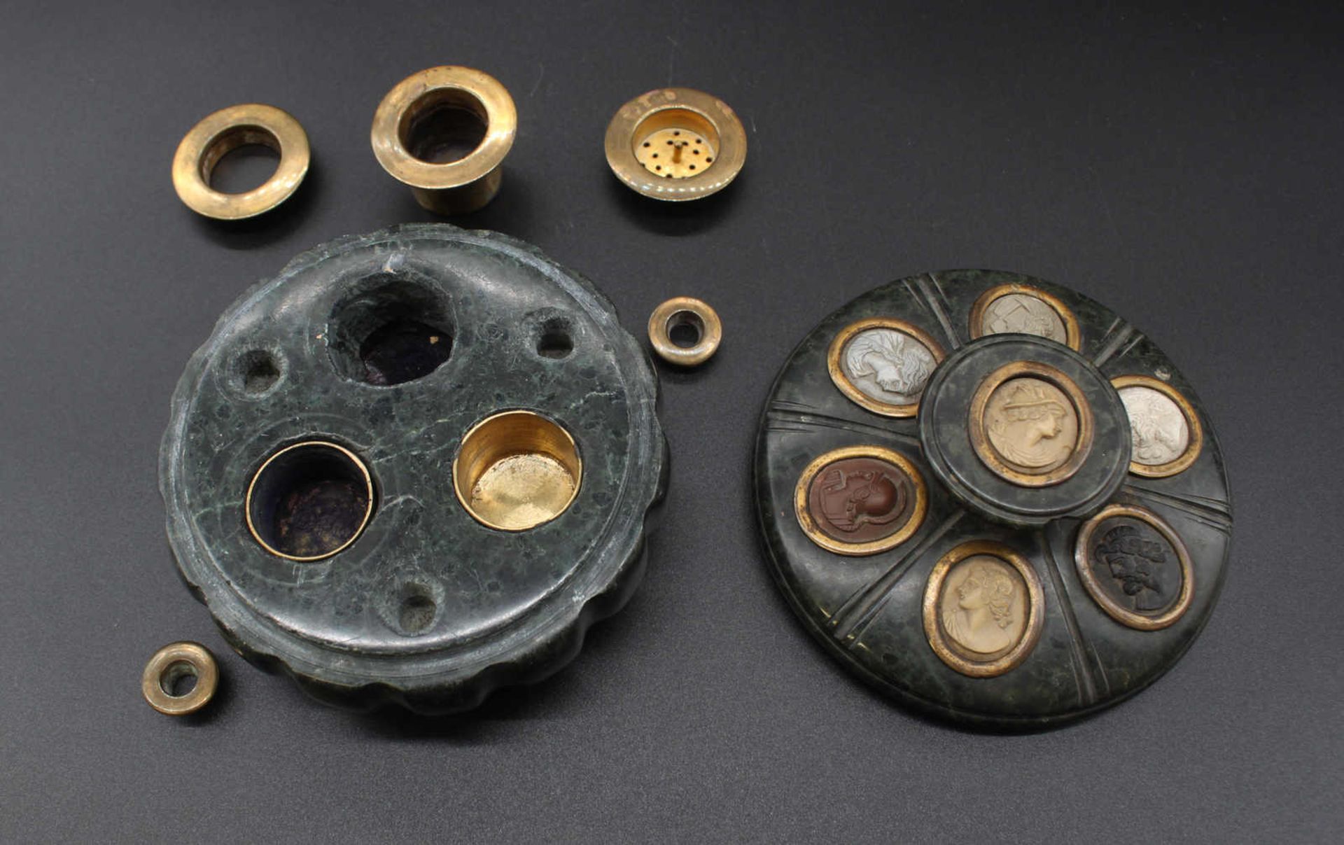 Serpentin-Tintenzeug mit Medaillon-Kartuschen, Italien, Hexagonal unterteilter Deckel mit Knauf, - Bild 4 aus 6