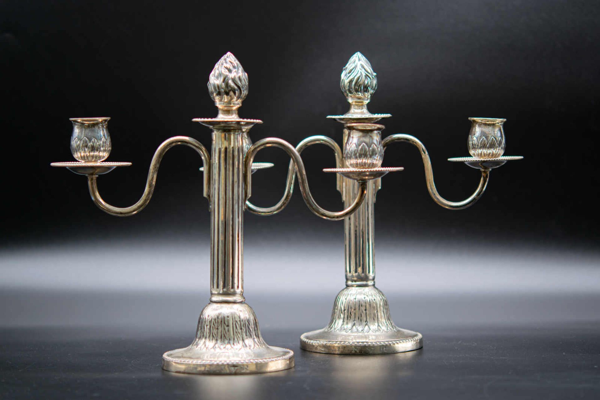 Paar klassizistische Silberleuchter, 3-flammig. Gerippter Balusterschaft auf floral stilsiertem
