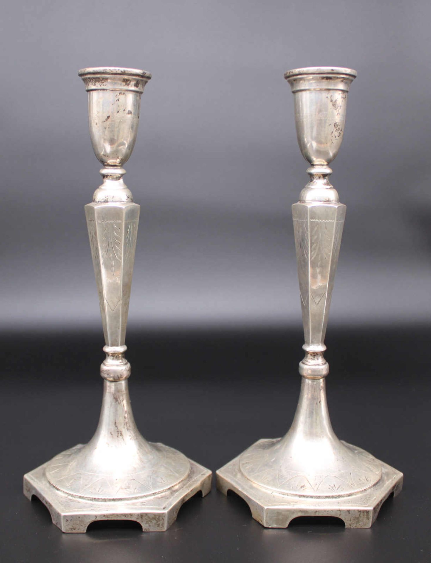 Paar Silberleuchter, Mitte 19. Jahrhundert. 3 Punzen, wahrscheinlich Österreich. Maße ca. 30 x 14