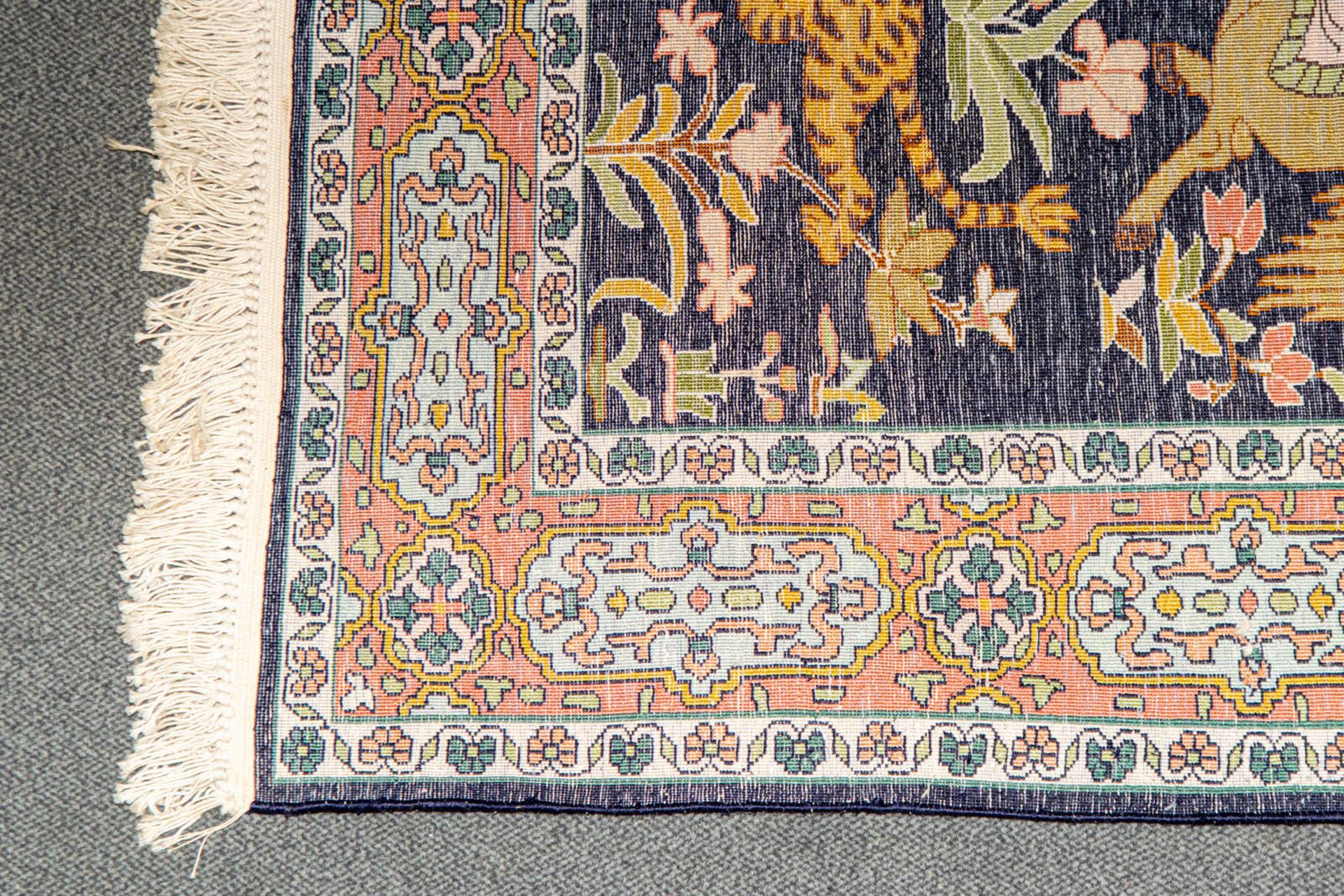 Orientteppich, wohl Ghom. Flor mit vielfiguriger Jagdszene, 3-geteilte Bordüre. Maße ca. 195 x 124 - Image 4 of 5