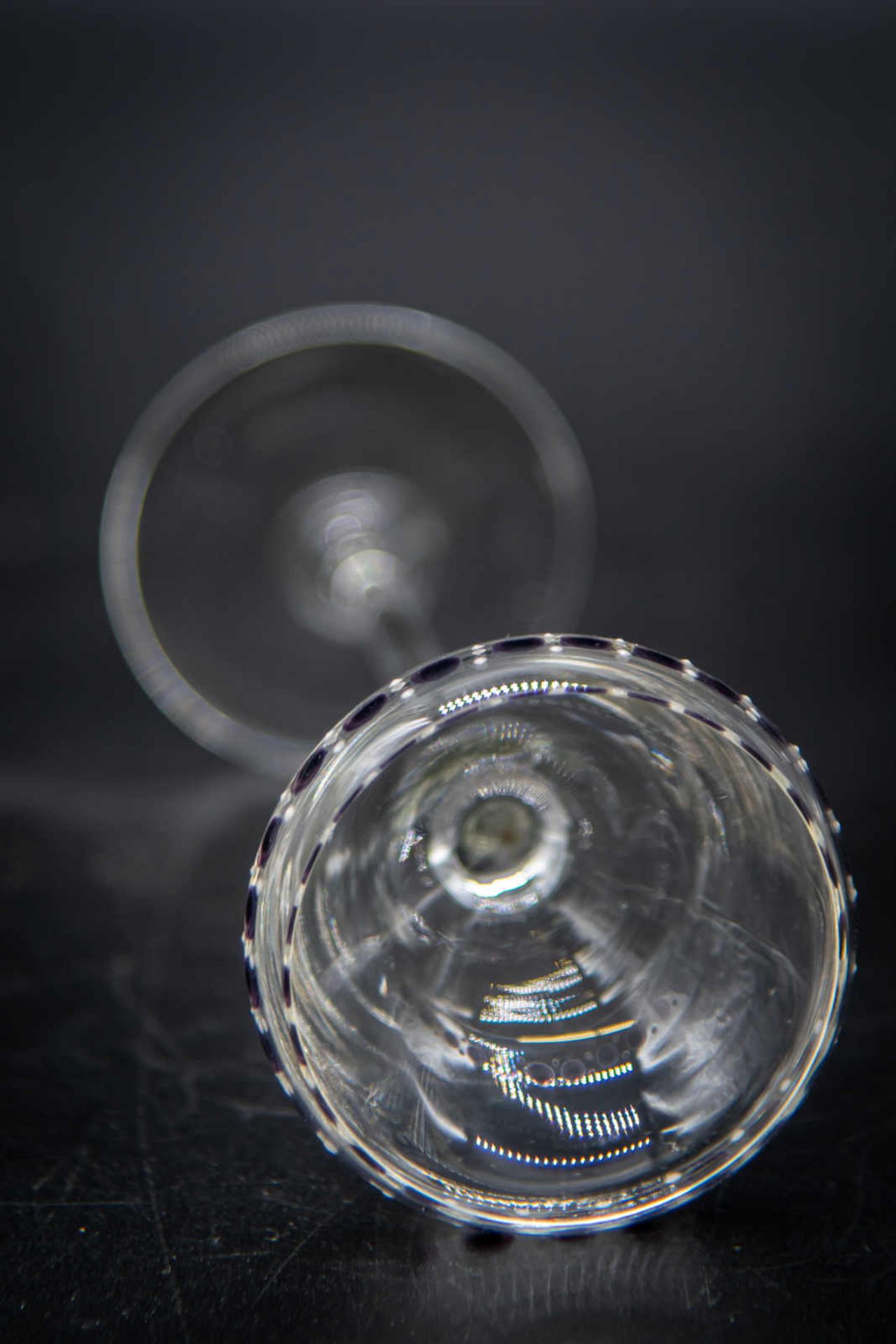 Jugendstil-Likörglas. Eingeschmolzener sowie aufgelegter Dekor, verjüngender Stiel. Maße ca. 14 x - Image 2 of 2
