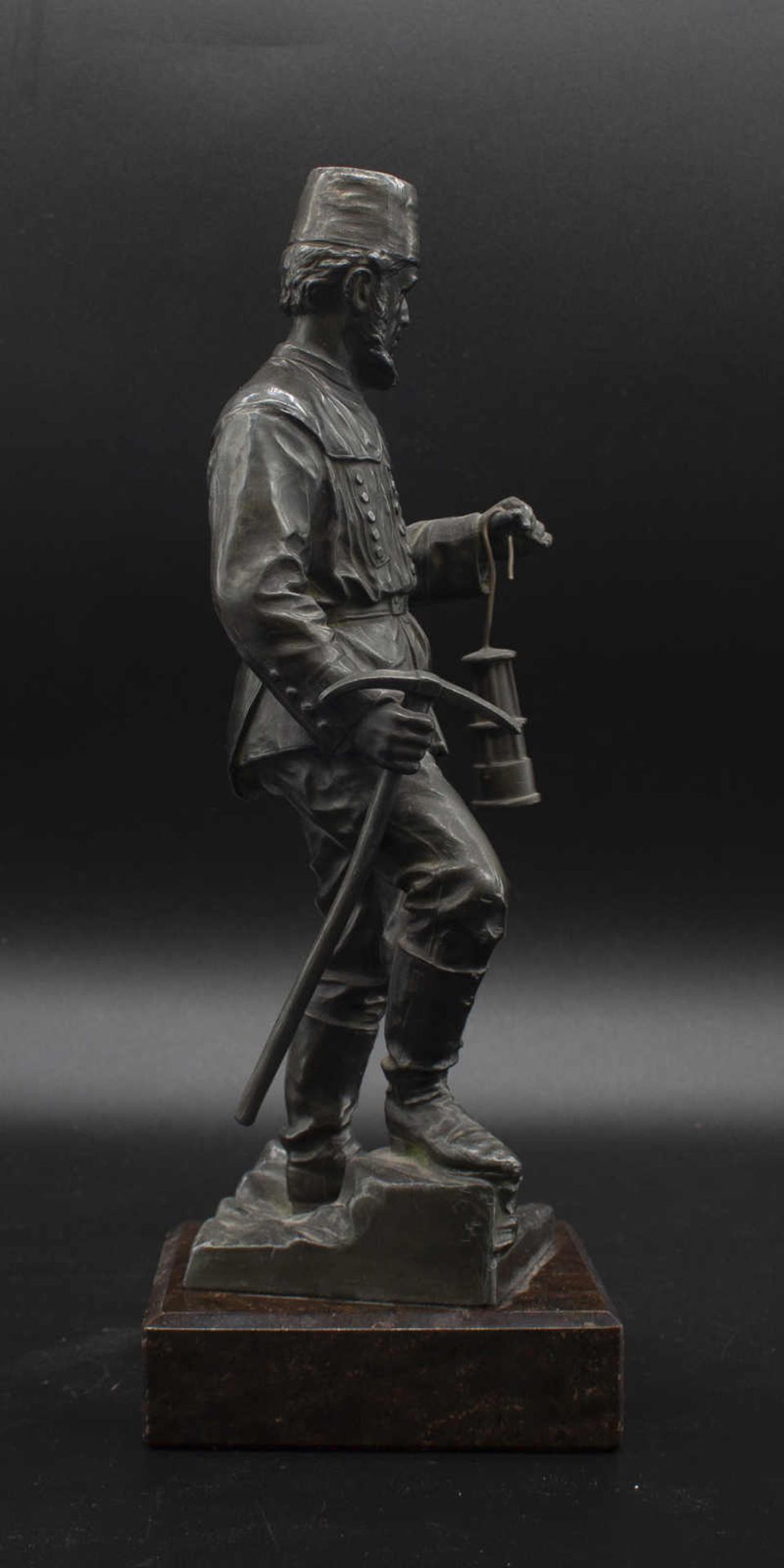 Harzer Bergmann, Bronzefigur. Bergmann in Uniform mit Ausrüstung, massiver Guß, auf Marmorsockel - Image 4 of 5