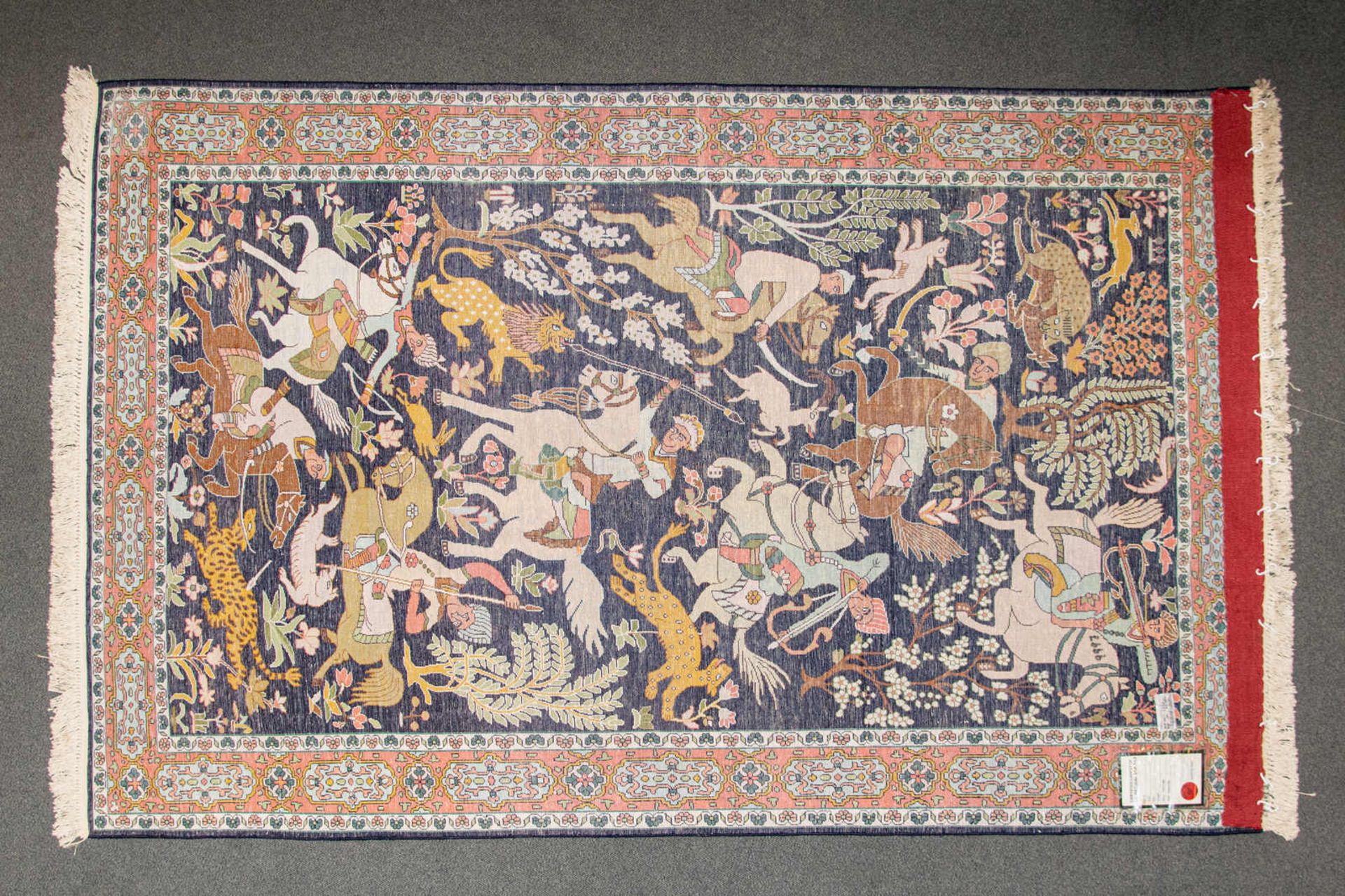 Orientteppich, wohl Ghom. Flor mit vielfiguriger Jagdszene, 3-geteilte Bordüre. Maße ca. 195 x 124 - Image 3 of 5