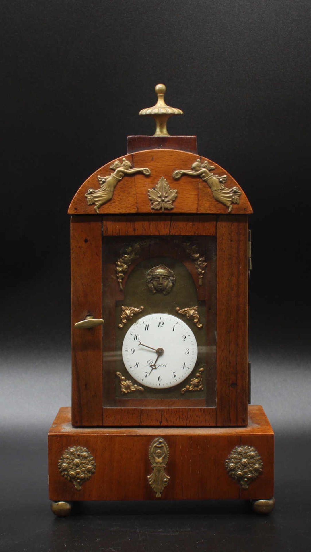 Kleine Uhr, um 1820, Holzgehäuse auf 4 Kugelfüßen, Metallaplikationen, Spindeluhrwerk, Uhrwerk