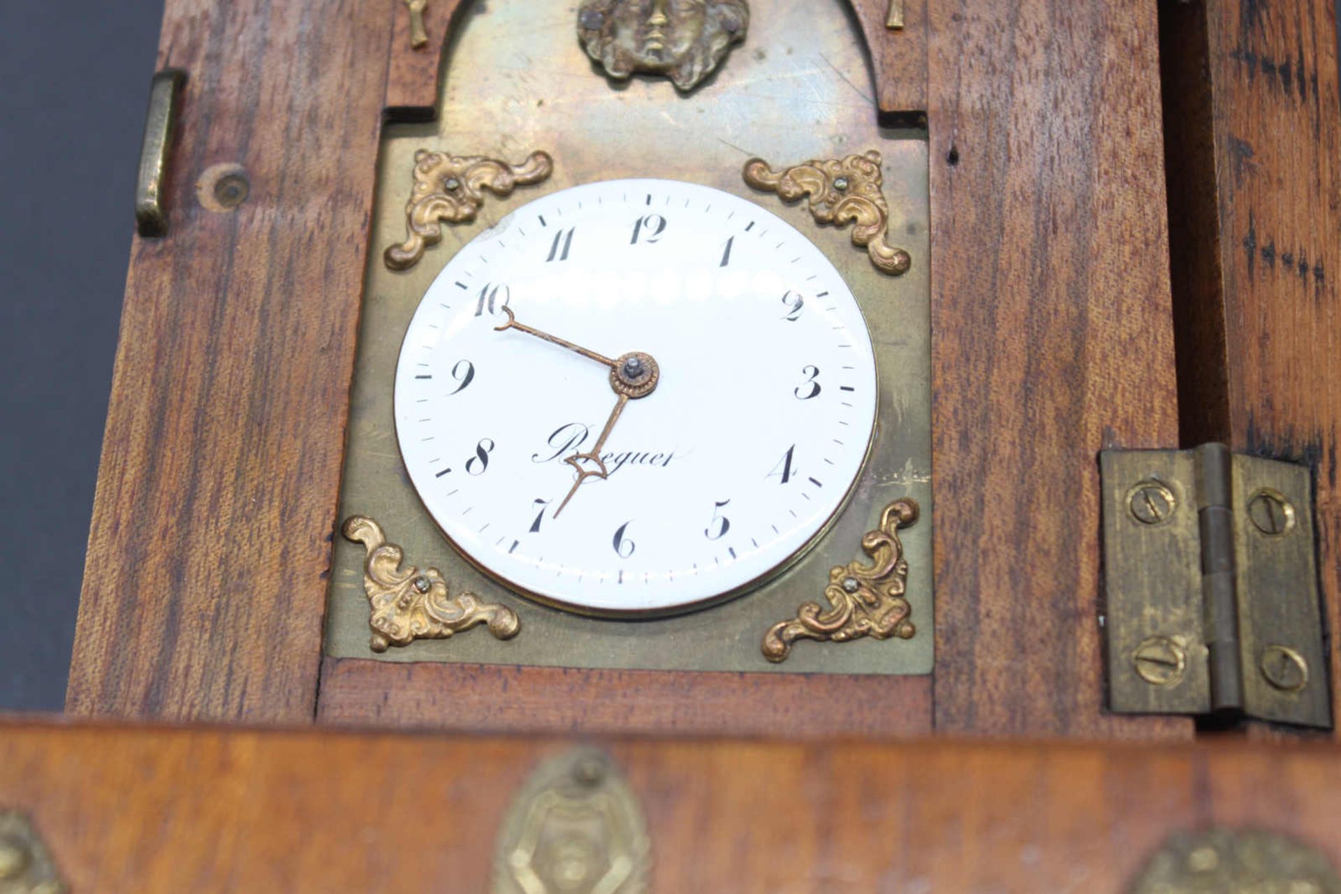 Kleine Uhr, um 1820, Holzgehäuse auf 4 Kugelfüßen, Metallaplikationen, Spindeluhrwerk, Uhrwerk - Image 3 of 6