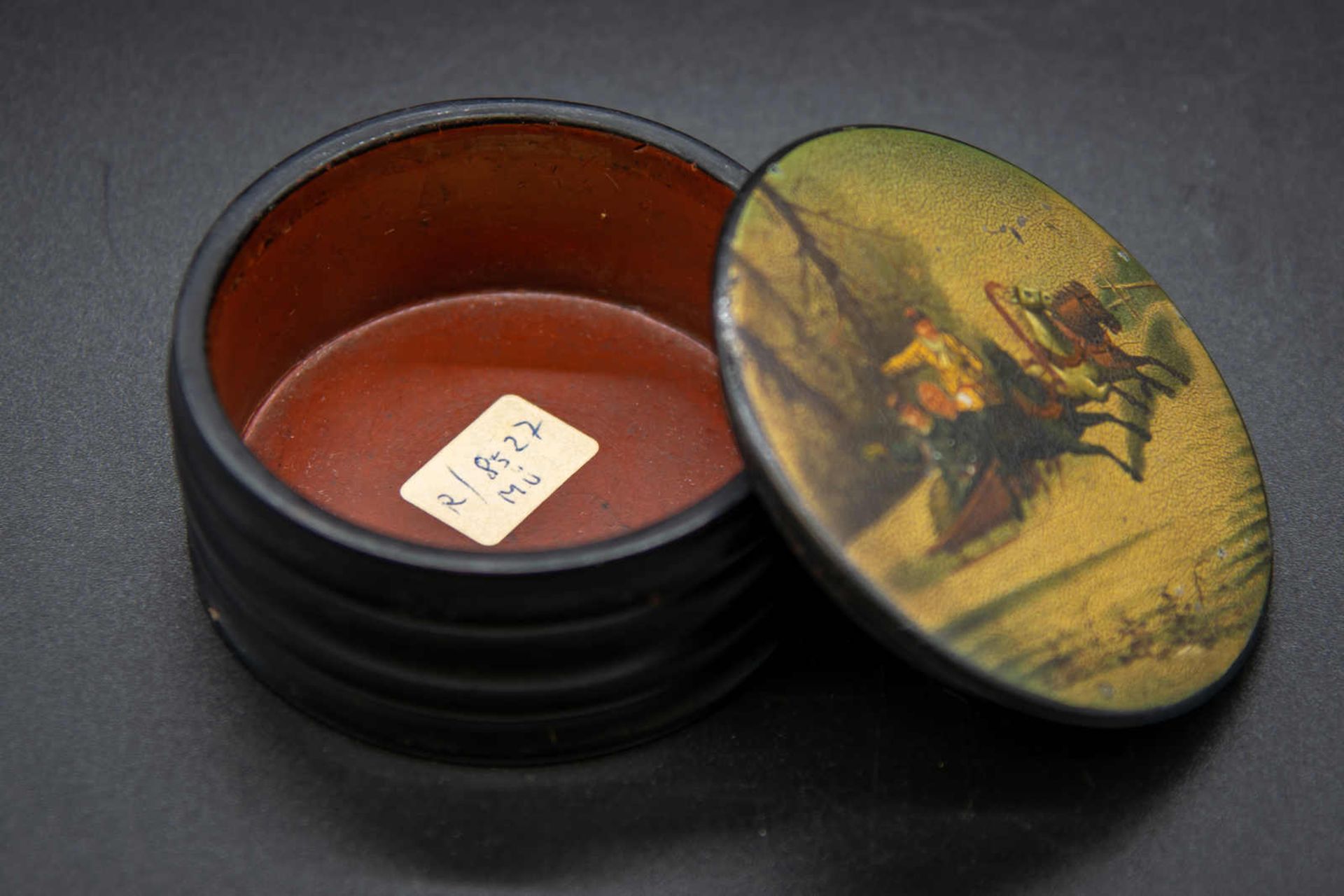 Runde Lackdose mit Miniaturmalerei. Darstellung einer winterlichen Troika-Fahrt, innen rot lackiert, - Bild 2 aus 3