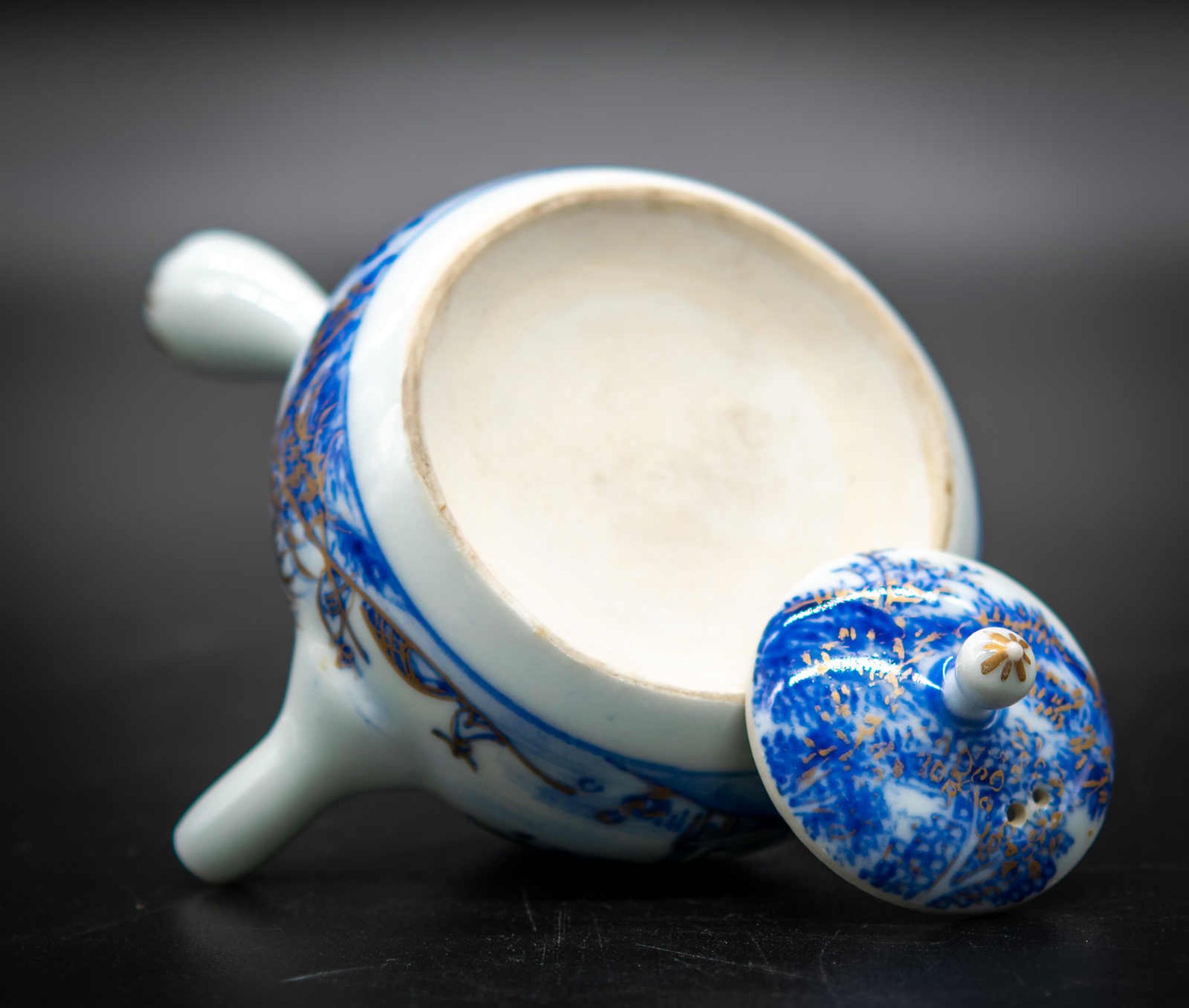 Kleines Teekännchen mit Deckel, Griff seitlich, UNterglasur blaue Bemalung, gold staffiert, Mitte - Image 2 of 3