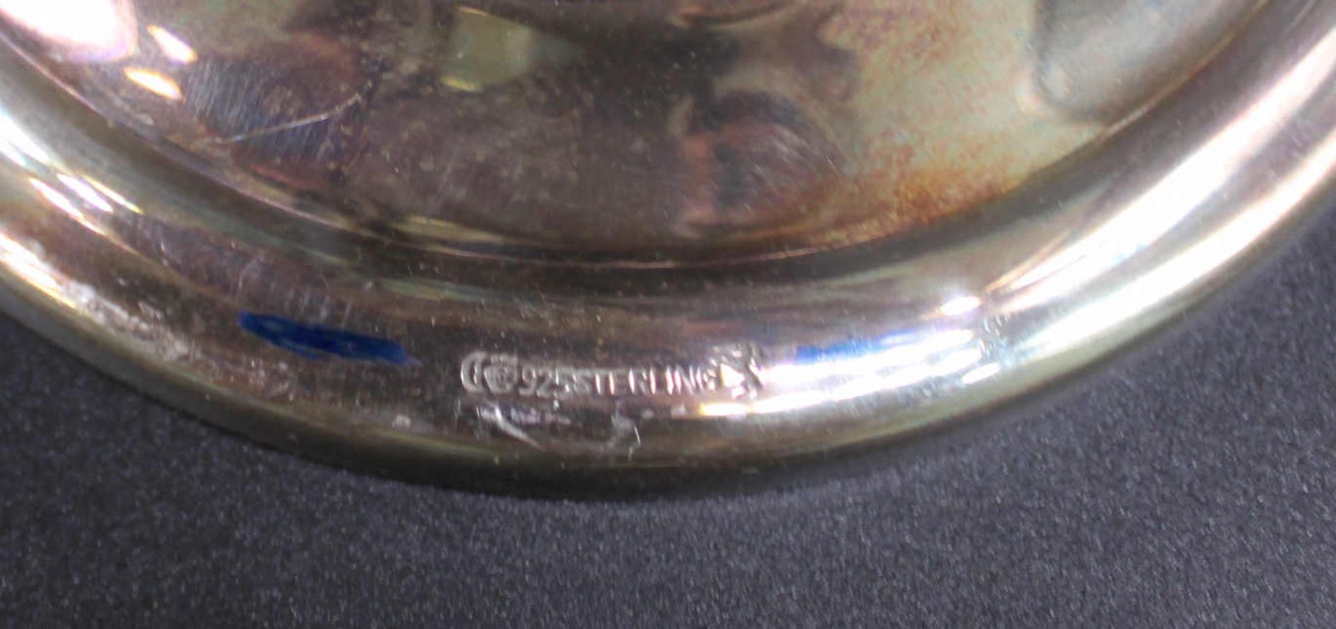 1 Paar Silberleuchter, gefüllt. Deutsch, 1. Hälfte 20. Jahrhundert, Höhe 21 cm, Fußbreite 11 cm, - Image 3 of 3