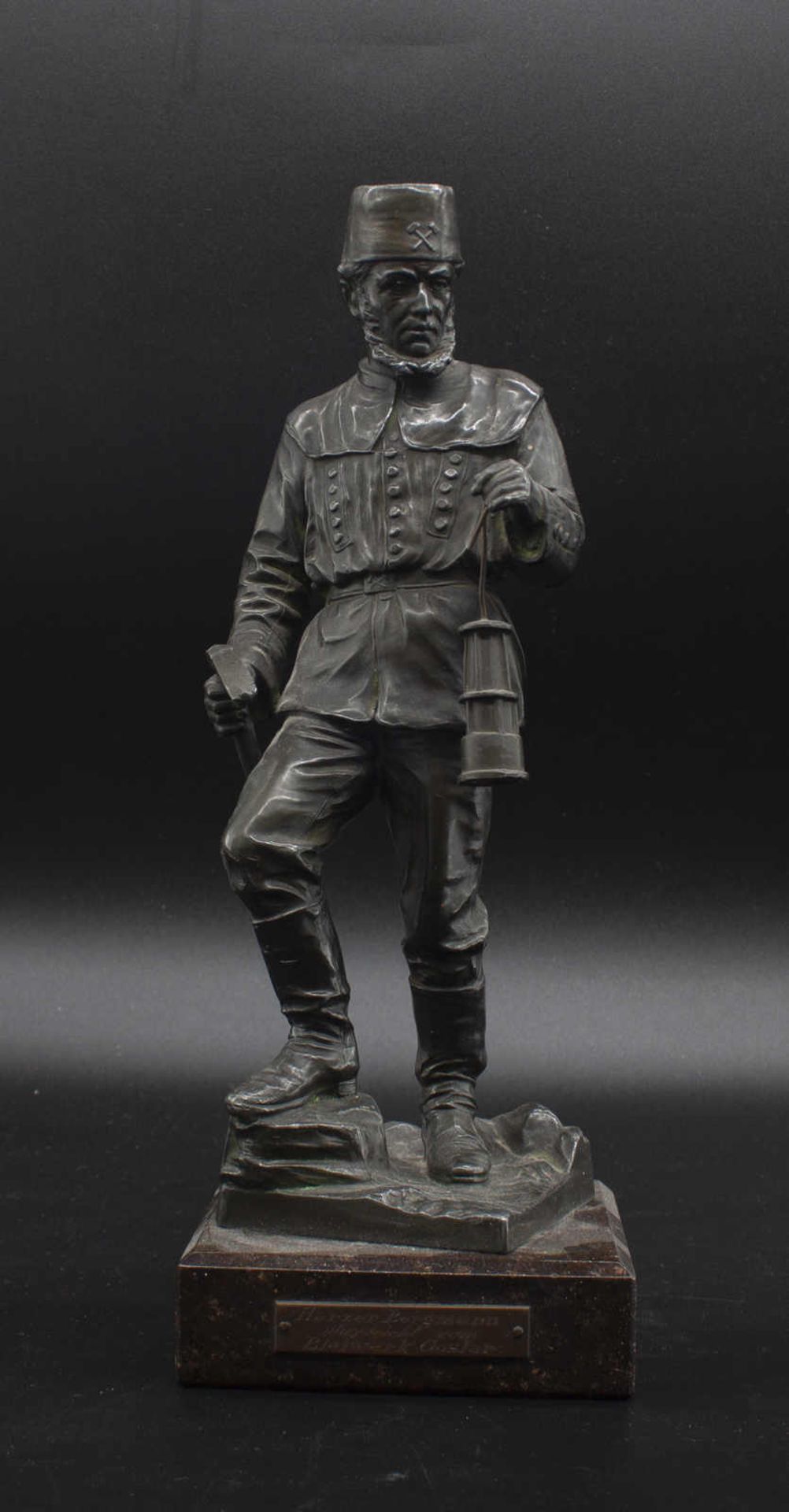 Harzer Bergmann, Bronzefigur. Bergmann in Uniform mit Ausrüstung, massiver Guß, auf Marmorsockel