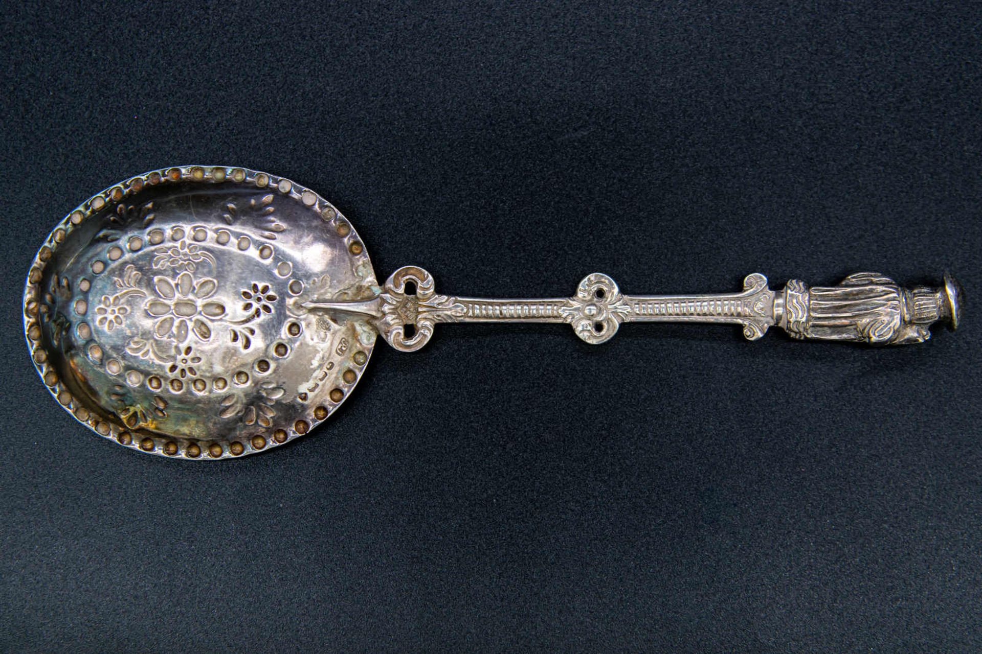 Chinesischer Zierlöffel, Silber. Reiche figürliche und plastische Verzierung, Datierung um 1900/ - Image 2 of 2