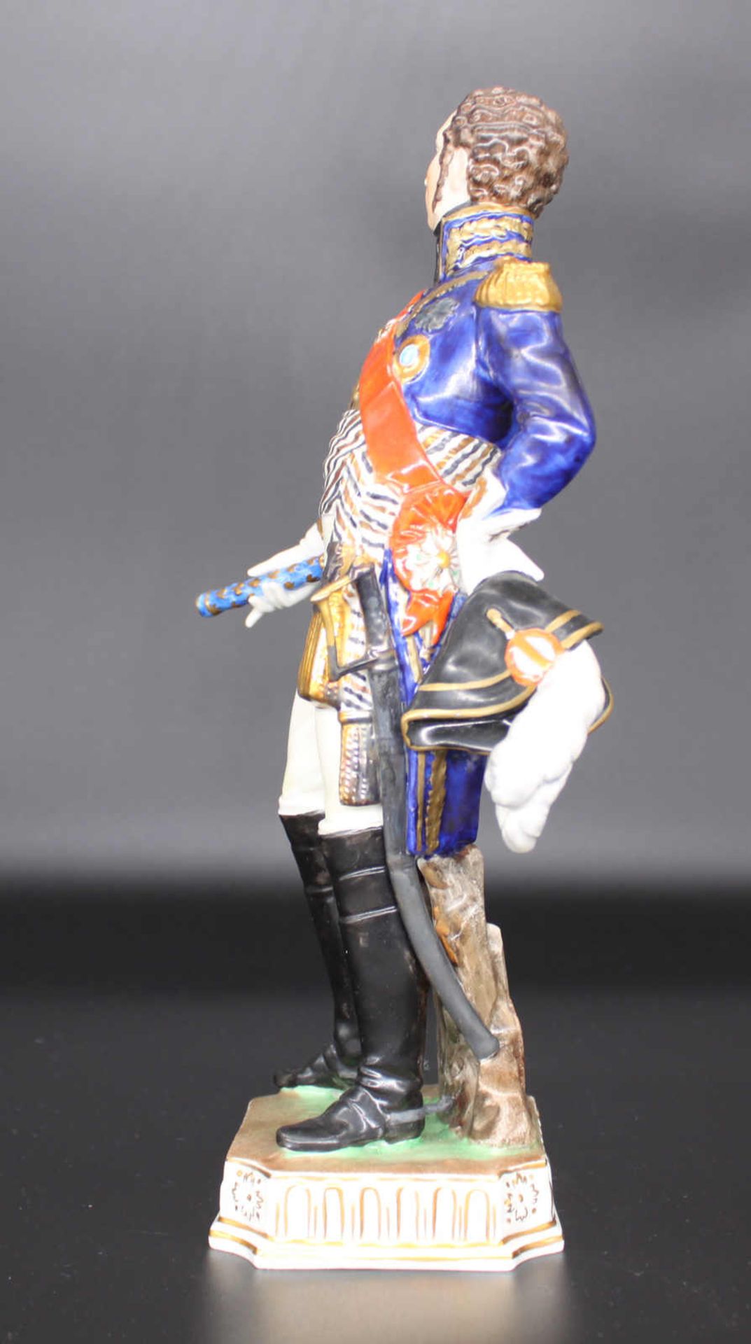 General Bernadotte. Porzellanfigur. Carl Thieme Dresden. Porzellanfigur, polychom bemalt, - Bild 3 aus 5
