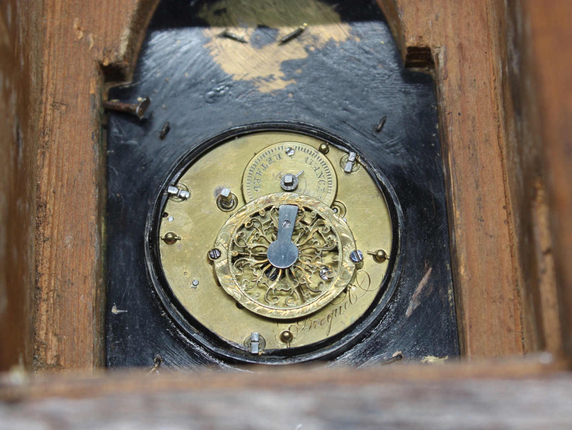 Kleine Uhr, um 1820, Holzgehäuse auf 4 Kugelfüßen, Metallaplikationen, Spindeluhrwerk, Uhrwerk - Image 4 of 6