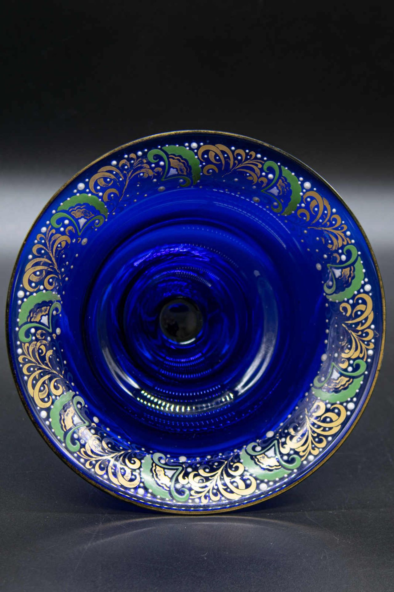 Königsblaue Fußschale, Glas. Obstkorb / Fußschale, Fahne mit aufgelegter Emaille-Malerei, geätztes - Image 2 of 3