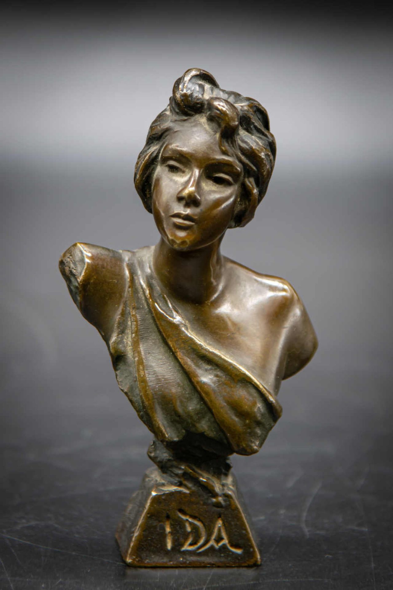 Ida. Weibliche Büste. Kleine Bronzefigur. Emmanuel Villani (12.12.1858 Lille - 28.08.1914 Paris).