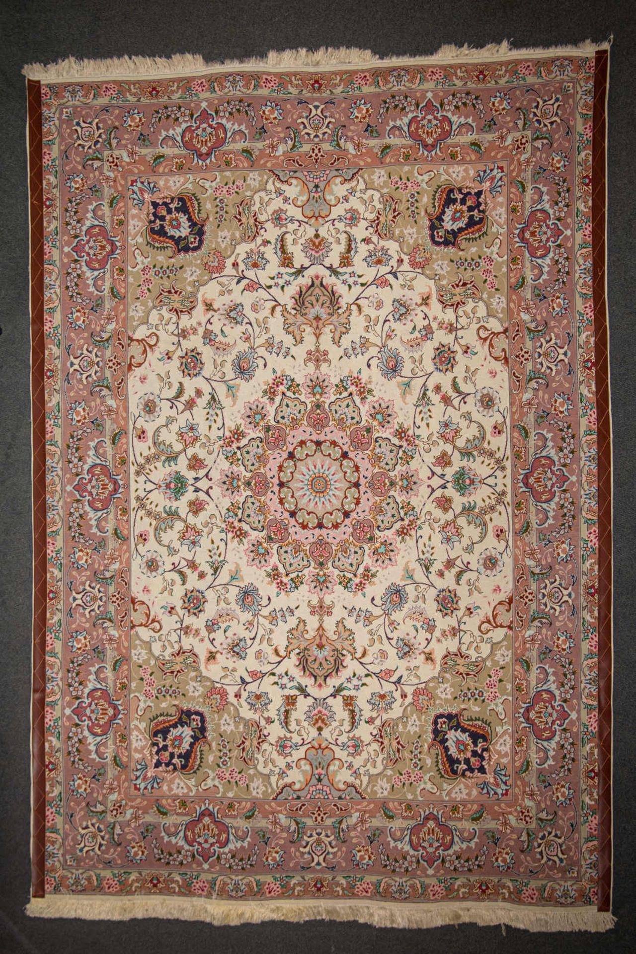 Orientteppich, wohl Keshan. Reich geschmückter Flor, feine Knüpfung. Maße ca. 230 x 152 cm. Guter - Bild 2 aus 3