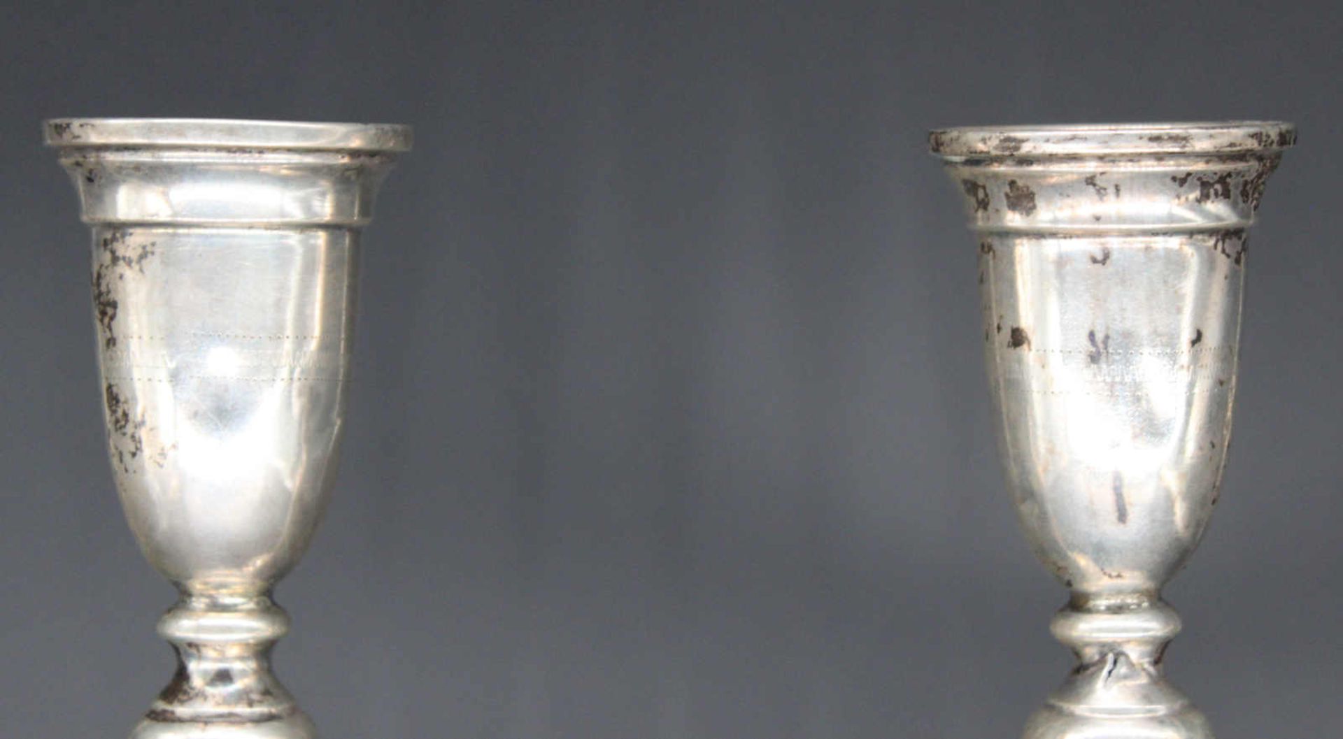 Paar Silberleuchter, Mitte 19. Jahrhundert. 3 Punzen, wahrscheinlich Österreich. Maße ca. 30 x 14 - Bild 3 aus 3