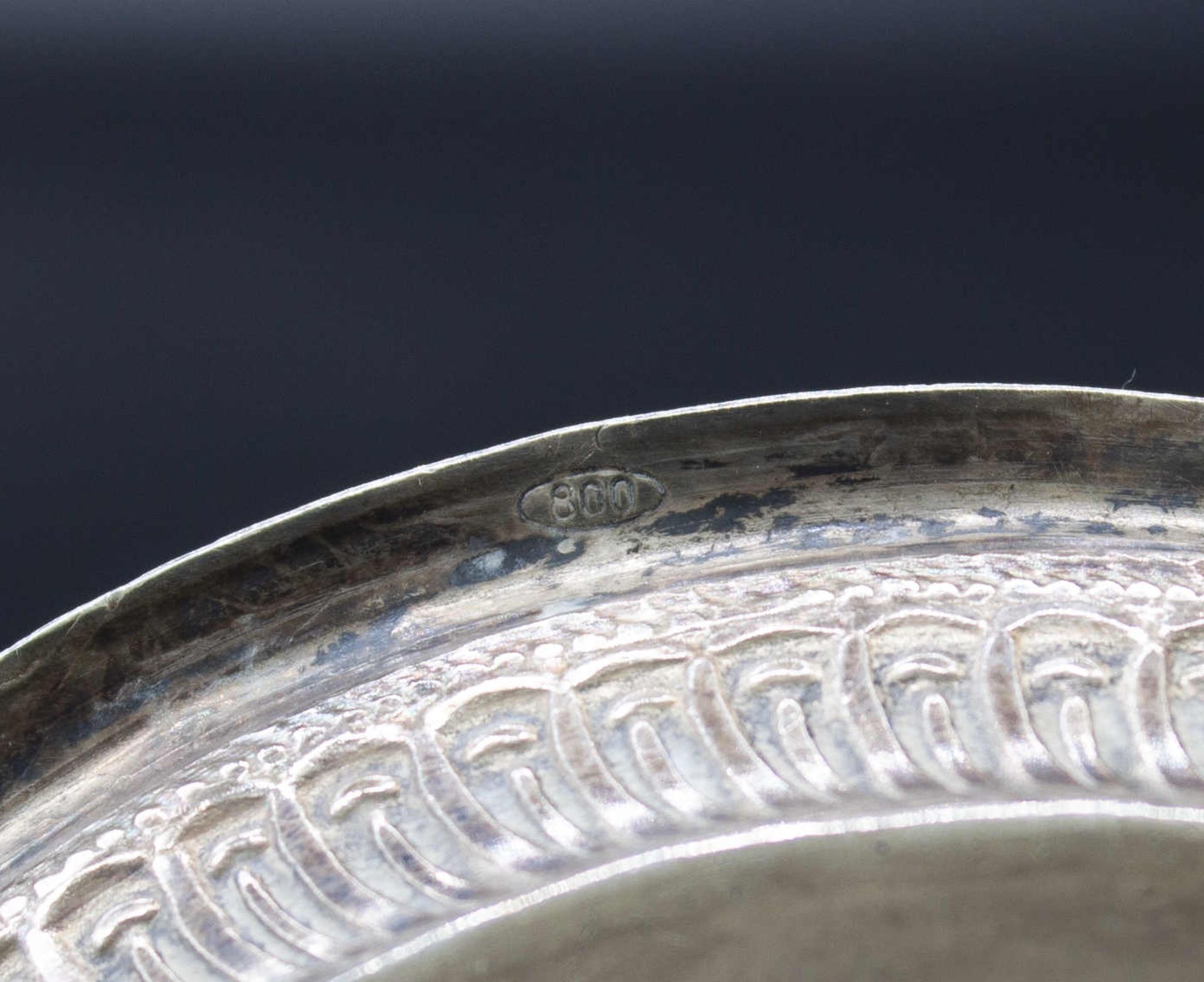 Zuckerdose in Ananasform, 800er-Silber. Stilisierte Fruchtform mit Knauf, auf Fuß über geripptem - Bild 4 aus 4